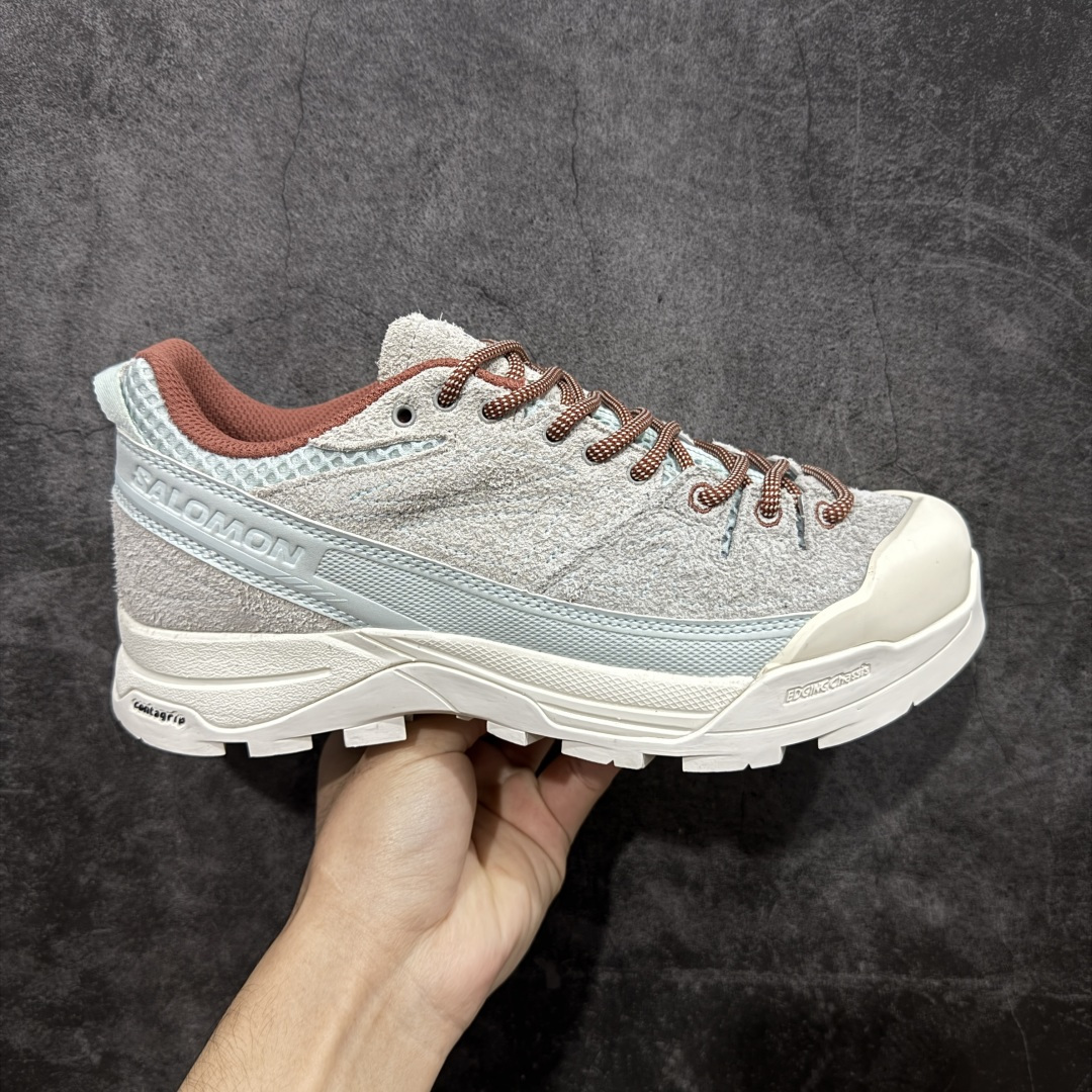 【W1版本】SALOMON萨洛蒙 X-ALP SUEDE 舒适百搭减震包裹性透气 低帮跑步鞋 男女同款 浅灰色 477251 原版购入开发 做货 原版进口牛皮+透气网面 进口透气网里 原版开模防滑橡胶大底 中底搭载全掌玻璃纤维能量板和超厚弹性泡沫中底，跑动时推进力十足，缓震回馈很强，日常通勤或训练都很稳 鞋身长毛牛猄皮面设计，内层材质透气网面 穿着舒适度好 尺码： 36 36.5 37.5 38 38.5 39 40 440.5 41 42 42.5 43 44 44.5 45-选品中心