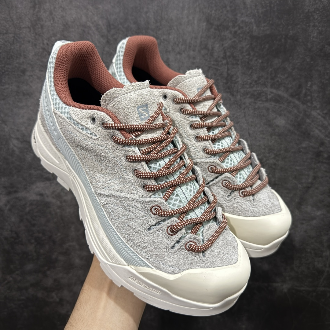 【W1版本】SALOMON萨洛蒙 X-ALP SUEDE 舒适百搭减震包裹性透气 低帮跑步鞋 男女同款 浅灰色 477251 原版购入开发 做货 原版进口牛皮+透气网面 进口透气网里 原版开模防滑橡胶大底 中底搭载全掌玻璃纤维能量板和超厚弹性泡沫中底，跑动时推进力十足，缓震回馈很强，日常通勤或训练都很稳 鞋身长毛牛猄皮面设计，内层材质透气网面 穿着舒适度好 尺码： 36 36.5 37.5 38 38.5 39 40 440.5 41 42 42.5 43 44 44.5 45-选品中心