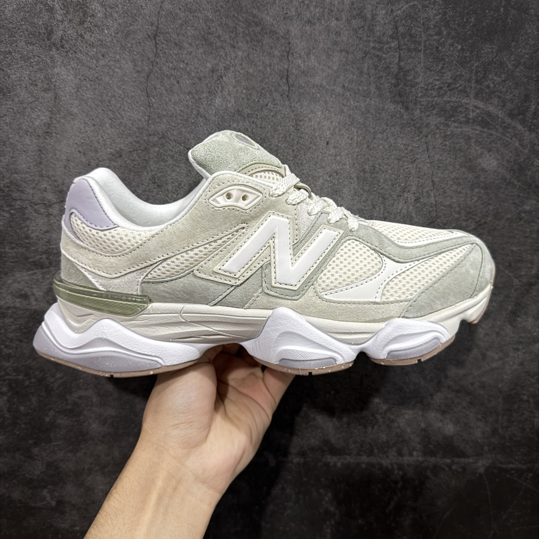 【公司级】 New Balance NB9060 联名款 复古休闲运动慢跑鞋 灰绿色 U9060AUC 全套原楦原纸板原厂数据开发 进口三明治网面 原装进口翻毛皮料正确绒感卡色 正确中底拉帮中底网布细节 原厂标裁 带紫光防伪 定制后跟透明水晶模块 冲裁组合 大底贴合程度胶水上色把控完美 整洁度挑战全网艺术家 多道序QC把关品质完善 匠心打造 耗时两个月开发完成 工艺极其复杂难度可想而知 新开独立私模大底 全网唯一正确六层组合大底 高端零售专供产物 尺码：36 37 37.5 38 38.5 39 40 40.5 41 42 42.5 43 44 45 46.5-选品中心