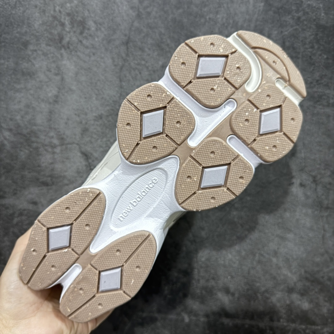 图片[9]-【公司级】 New Balance NB9060 联名款 复古休闲运动慢跑鞋 灰绿色 U9060AUC 全套原楦原纸板原厂数据开发 进口三明治网面 原装进口翻毛皮料正确绒感卡色 正确中底拉帮中底网布细节 原厂标裁 带紫光防伪 定制后跟透明水晶模块 冲裁组合 大底贴合程度胶水上色把控完美 整洁度挑战全网艺术家 多道序QC把关品质完善 匠心打造 耗时两个月开发完成 工艺极其复杂难度可想而知 新开独立私模大底 全网唯一正确六层组合大底 高端零售专供产物 尺码：36 37 37.5 38 38.5 39 40 40.5 41 42 42.5 43 44 45 46.5-选品中心