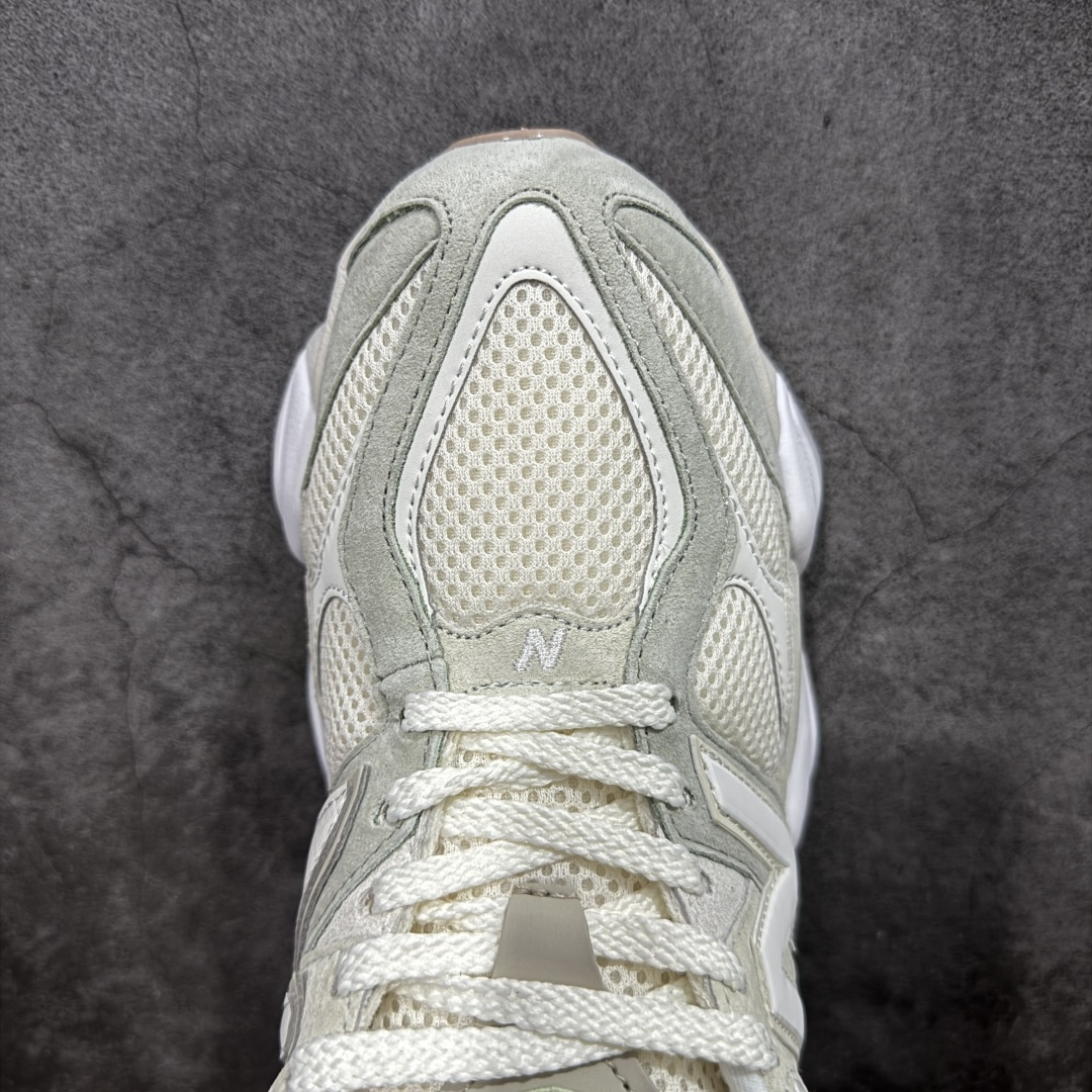 图片[5]-【公司级】 New Balance NB9060 联名款 复古休闲运动慢跑鞋 灰绿色 U9060AUC 全套原楦原纸板原厂数据开发 进口三明治网面 原装进口翻毛皮料正确绒感卡色 正确中底拉帮中底网布细节 原厂标裁 带紫光防伪 定制后跟透明水晶模块 冲裁组合 大底贴合程度胶水上色把控完美 整洁度挑战全网艺术家 多道序QC把关品质完善 匠心打造 耗时两个月开发完成 工艺极其复杂难度可想而知 新开独立私模大底 全网唯一正确六层组合大底 高端零售专供产物 尺码：36 37 37.5 38 38.5 39 40 40.5 41 42 42.5 43 44 45 46.5-选品中心