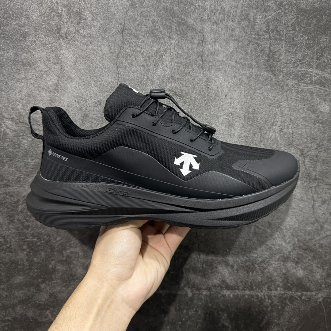 【公司级】迪桑特DESCENTE Enerzite Lavitate Trail 舒适百搭通勤 外底加深橡胶跑步鞋 男款 官方爆款在售 高品质正确细节 DESCENTE（迪桑特）创立于1935年，品牌名取自法语词汇，意为“滑降”。品牌箭头标识代表滑雪的三种技术“高速直线滑行”、“穿越”和“侧滑”，也寓意品牌在打造高端专业运动产品中不断追求完美的创新精神，致力于成为中国高端专业滑雪、综训、女子、铁人三项、高尔夫的第一品牌。 尺码：39-45-选品中心