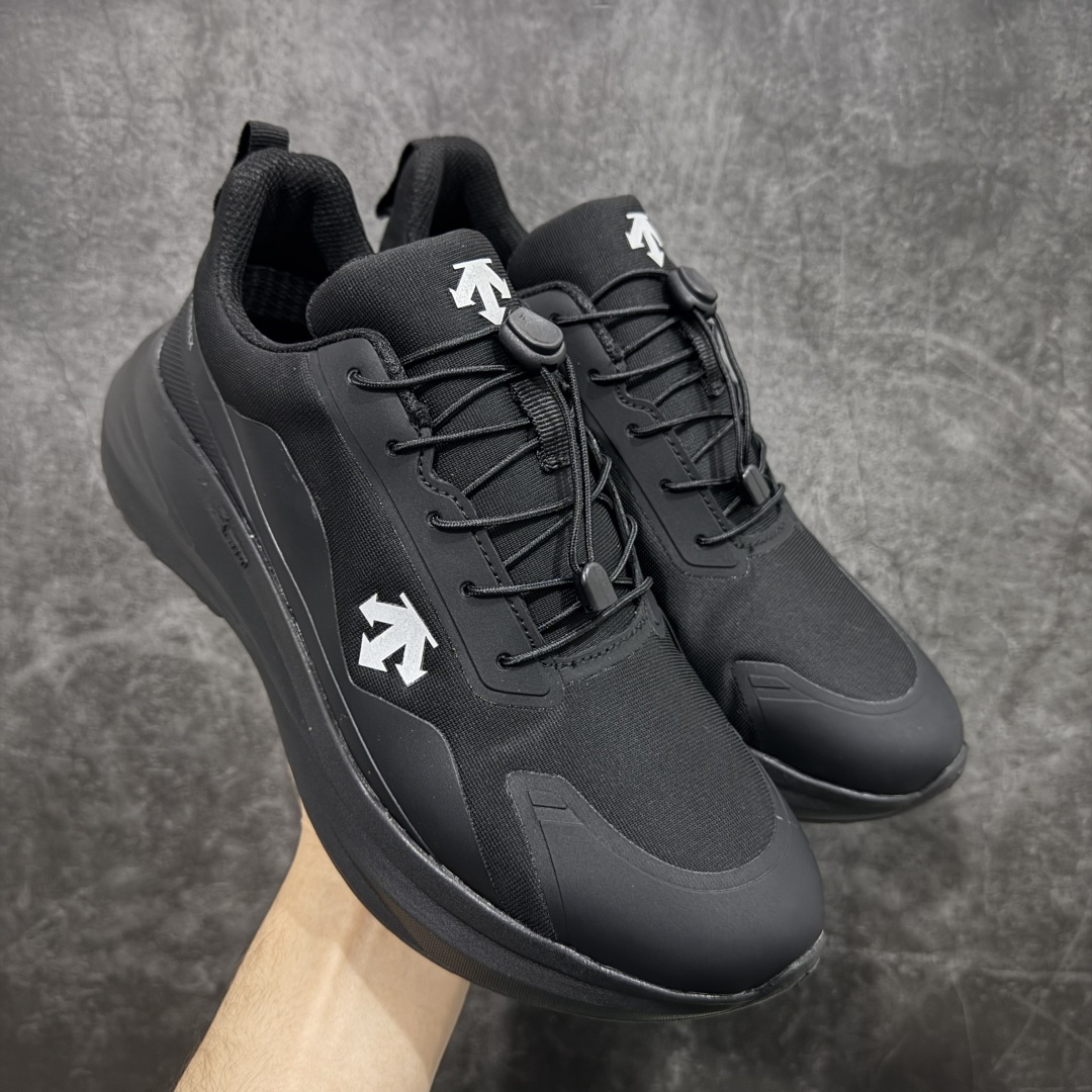 【公司级】迪桑特DESCENTE Enerzite Lavitate Trail 舒适百搭通勤 外底加深橡胶跑步鞋 男款 官方爆款在售 高品质正确细节 DESCENTE（迪桑特）创立于1935年，品牌名取自法语词汇，意为“滑降”。品牌箭头标识代表滑雪的三种技术“高速直线滑行”、“穿越”和“侧滑”，也寓意品牌在打造高端专业运动产品中不断追求完美的创新精神，致力于成为中国高端专业滑雪、综训、女子、铁人三项、高尔夫的第一品牌。 尺码：39-45-选品中心