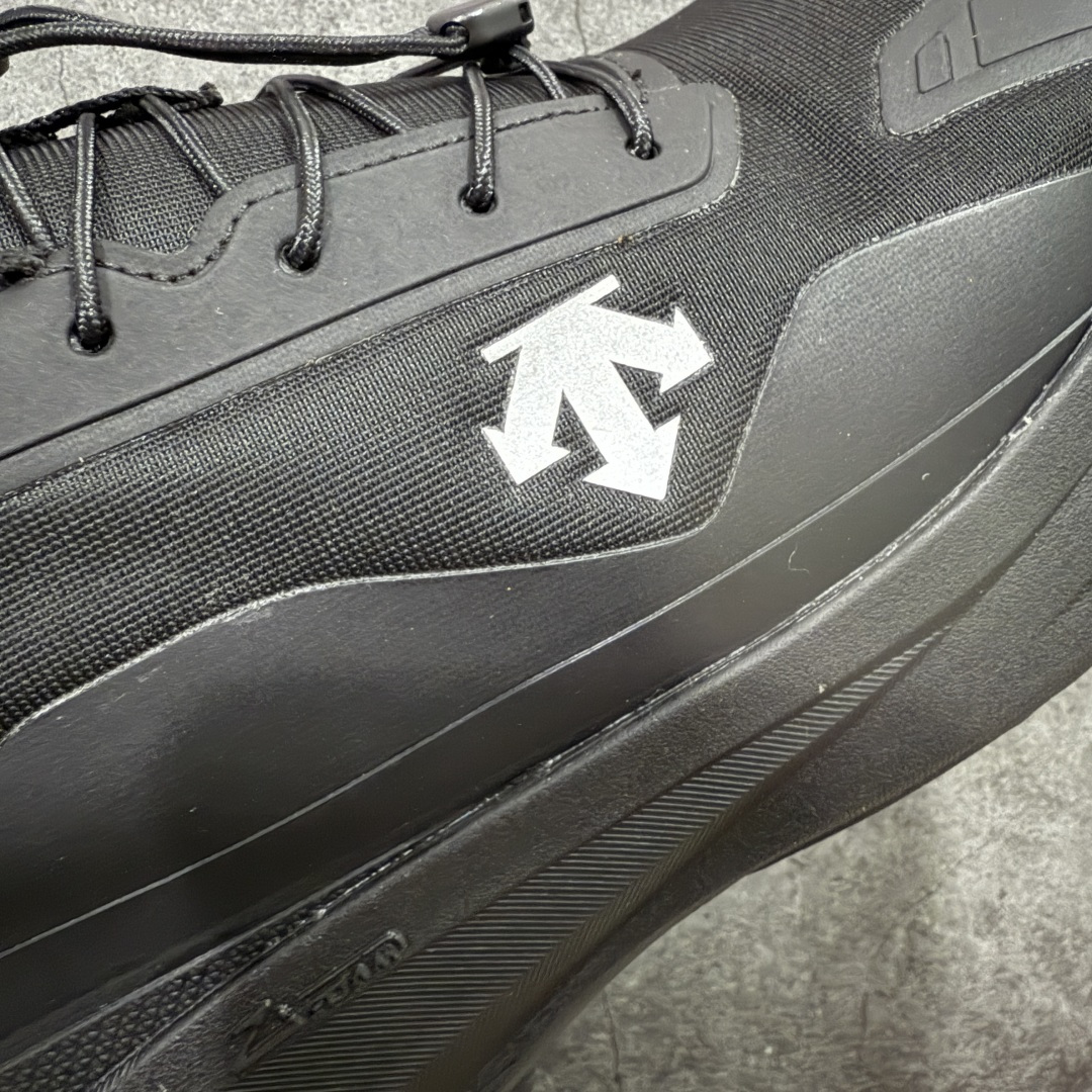 图片[4]-【公司级】迪桑特DESCENTE Enerzite Lavitate Trail 舒适百搭通勤 外底加深橡胶跑步鞋 男款 官方爆款在售 高品质正确细节 DESCENTE（迪桑特）创立于1935年，品牌名取自法语词汇，意为“滑降”。品牌箭头标识代表滑雪的三种技术“高速直线滑行”、“穿越”和“侧滑”，也寓意品牌在打造高端专业运动产品中不断追求完美的创新精神，致力于成为中国高端专业滑雪、综训、女子、铁人三项、高尔夫的第一品牌。 尺码：39-45-选品中心