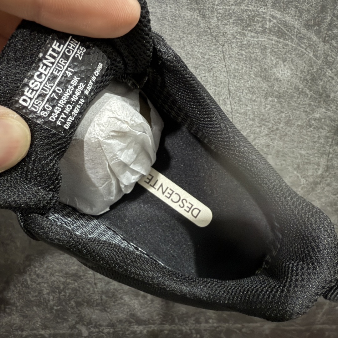 图片[7]-【公司级】迪桑特DESCENTE Enerzite Lavitate Trail 舒适百搭通勤 外底加深橡胶跑步鞋 男款 官方爆款在售 高品质正确细节 DESCENTE（迪桑特）创立于1935年，品牌名取自法语词汇，意为“滑降”。品牌箭头标识代表滑雪的三种技术“高速直线滑行”、“穿越”和“侧滑”，也寓意品牌在打造高端专业运动产品中不断追求完美的创新精神，致力于成为中国高端专业滑雪、综训、女子、铁人三项、高尔夫的第一品牌。 尺码：39-45-选品中心