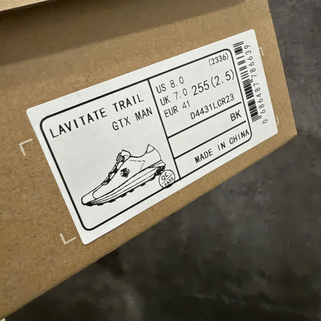 图片[9]-【公司级】迪桑特DESCENTE Enerzite Lavitate Trail 舒适百搭通勤 外底加深橡胶跑步鞋 男款 官方爆款在售 高品质正确细节 DESCENTE（迪桑特）创立于1935年，品牌名取自法语词汇，意为“滑降”。品牌箭头标识代表滑雪的三种技术“高速直线滑行”、“穿越”和“侧滑”，也寓意品牌在打造高端专业运动产品中不断追求完美的创新精神，致力于成为中国高端专业滑雪、综训、女子、铁人三项、高尔夫的第一品牌。 尺码：39-45-选品中心