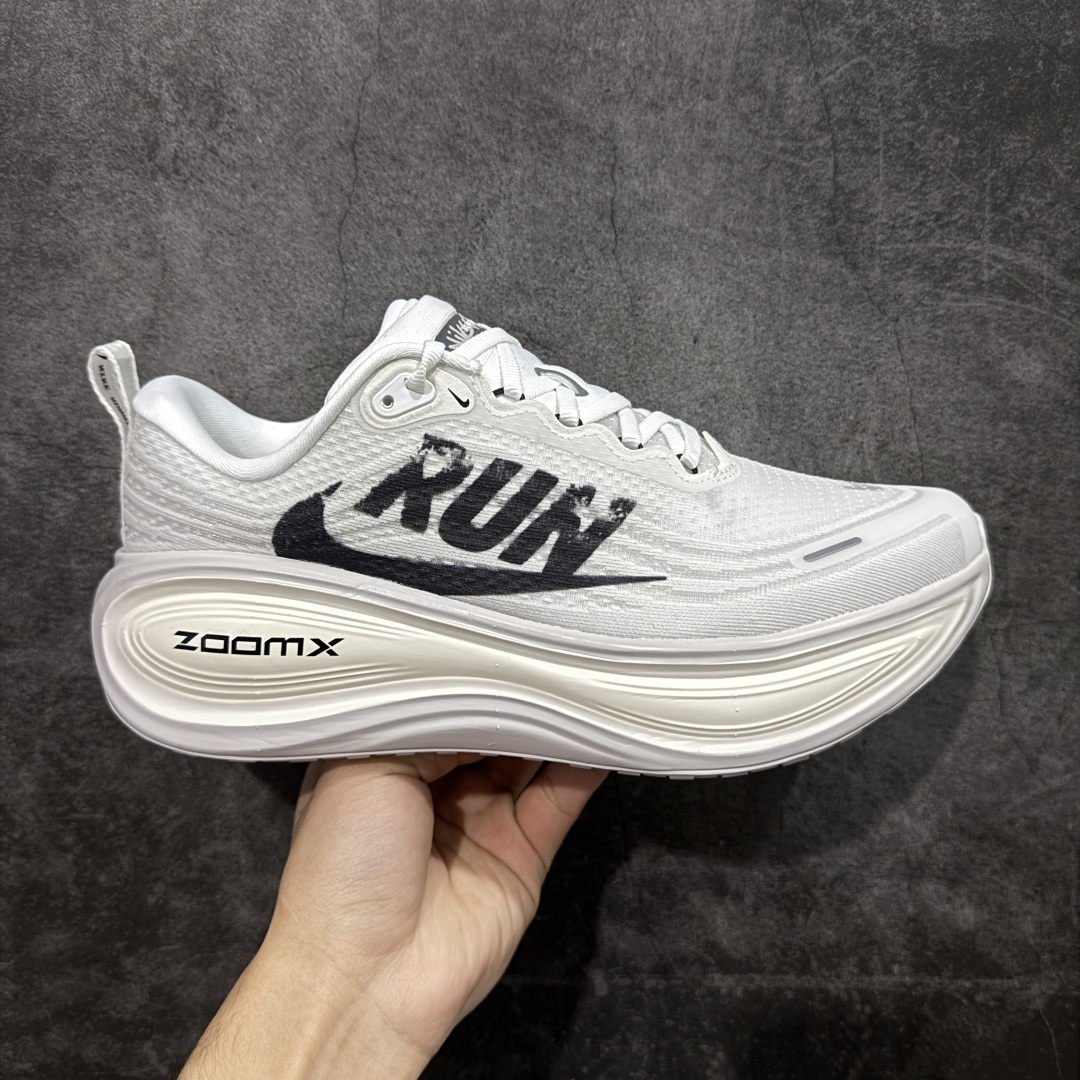 【XE纯原版】Nike Air Zoom Vomero Plus 全新科技运动跑鞋 IH2268-100    目前市场最强品质 原版购入开发 鞋面采用硅胶发泡立体印刷 临界ZOOM X泡棉超软弹大底 区别市场一体底 超高质检清洁度 一切材质配件均与原版一致 原楦原纸板开发 匹配原版98%以上 完美弧度版型 原厂鞋标 立体反光鞋盒标 鞋盒防撞海绵 高端玩家必推版本 高价零售必推版本 欢迎对比市面任意版本‼️ 这双鞋简直是时尚与科技的完美融合。 经典黑色鞋面，质感爆棚，搭配超亮眼的银色大勾子，瞬间成为街头焦点。不仅颜值在线，缓震性能更是一绝 不管是日常出街还是慢跑锻炼，都能给双脚极致舒适体验。  码数超全，36- 46 码任你选！别犹豫啦，穿上它，轻松走出潮流范，开启你的时尚运动新旅程！ 码段：36-46-选品中心