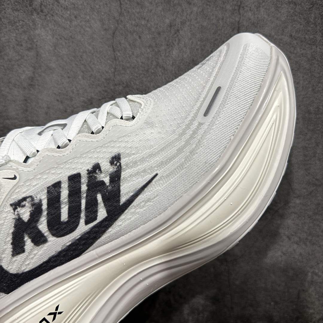 图片[6]-【XE纯原版】Nike Air Zoom Vomero Plus 全新科技运动跑鞋 IH2268-100    目前市场最强品质 原版购入开发 鞋面采用硅胶发泡立体印刷 临界ZOOM X泡棉超软弹大底 区别市场一体底 超高质检清洁度 一切材质配件均与原版一致 原楦原纸板开发 匹配原版98%以上 完美弧度版型 原厂鞋标 立体反光鞋盒标 鞋盒防撞海绵 高端玩家必推版本 高价零售必推版本 欢迎对比市面任意版本‼️ 这双鞋简直是时尚与科技的完美融合。 经典黑色鞋面，质感爆棚，搭配超亮眼的银色大勾子，瞬间成为街头焦点。不仅颜值在线，缓震性能更是一绝 不管是日常出街还是慢跑锻炼，都能给双脚极致舒适体验。  码数超全，36- 46 码任你选！别犹豫啦，穿上它，轻松走出潮流范，开启你的时尚运动新旅程！ 码段：36-46-选品中心