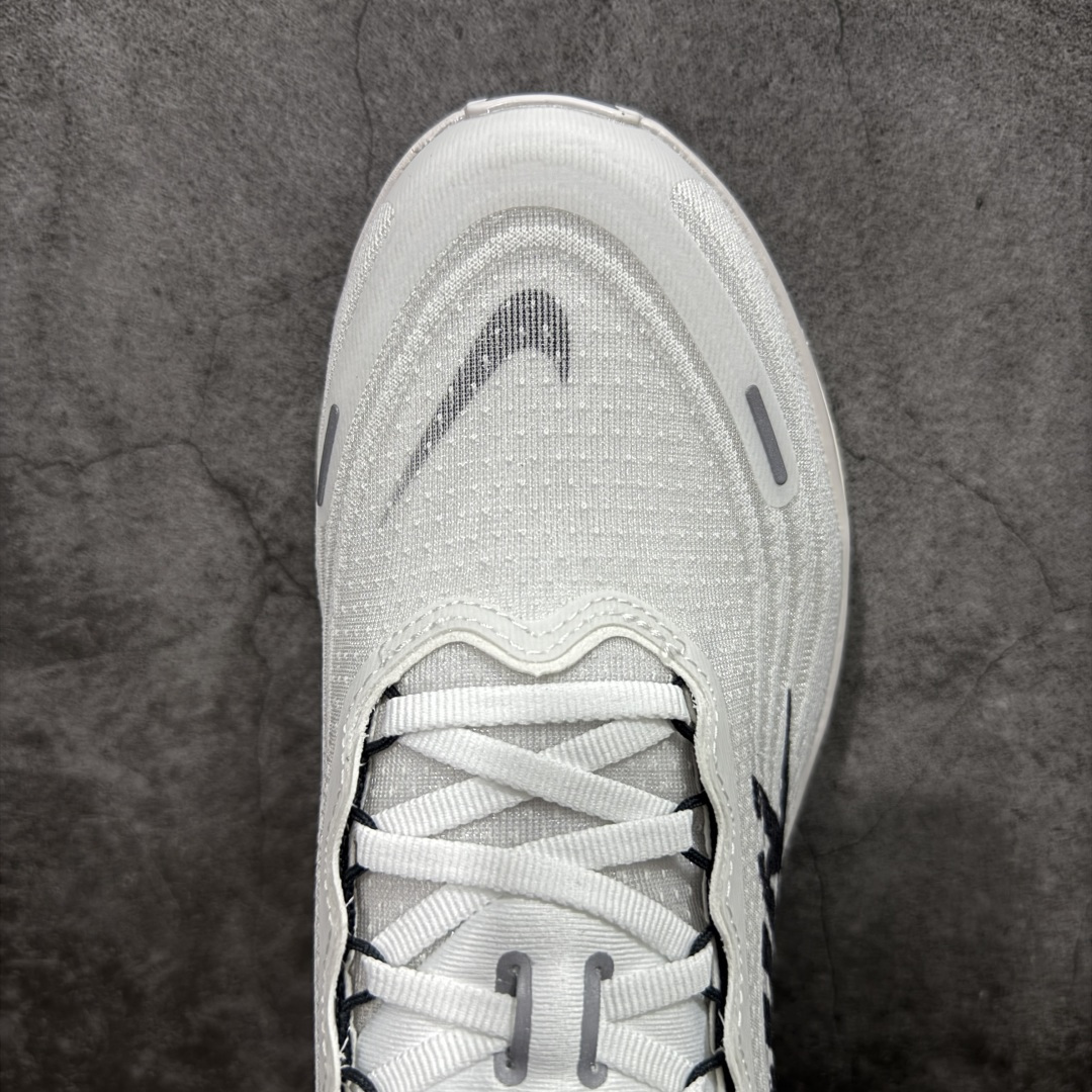 图片[5]-【XE纯原版】Nike Air Zoom Vomero Plus 全新科技运动跑鞋 IH2268-100    目前市场最强品质 原版购入开发 鞋面采用硅胶发泡立体印刷 临界ZOOM X泡棉超软弹大底 区别市场一体底 超高质检清洁度 一切材质配件均与原版一致 原楦原纸板开发 匹配原版98%以上 完美弧度版型 原厂鞋标 立体反光鞋盒标 鞋盒防撞海绵 高端玩家必推版本 高价零售必推版本 欢迎对比市面任意版本‼️ 这双鞋简直是时尚与科技的完美融合。 经典黑色鞋面，质感爆棚，搭配超亮眼的银色大勾子，瞬间成为街头焦点。不仅颜值在线，缓震性能更是一绝 不管是日常出街还是慢跑锻炼，都能给双脚极致舒适体验。  码数超全，36- 46 码任你选！别犹豫啦，穿上它，轻松走出潮流范，开启你的时尚运动新旅程！ 码段：36-46-选品中心