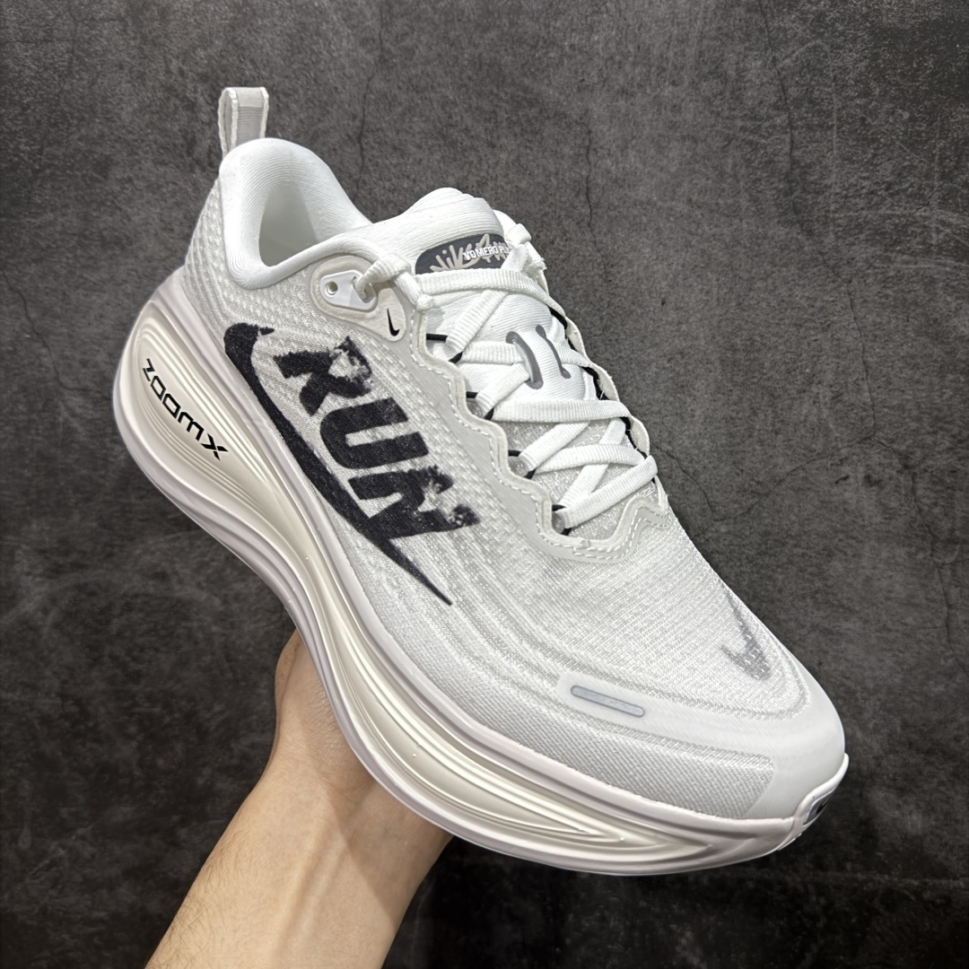 图片[3]-【XE纯原版】Nike Air Zoom Vomero Plus 全新科技运动跑鞋 IH2268-100    目前市场最强品质 原版购入开发 鞋面采用硅胶发泡立体印刷 临界ZOOM X泡棉超软弹大底 区别市场一体底 超高质检清洁度 一切材质配件均与原版一致 原楦原纸板开发 匹配原版98%以上 完美弧度版型 原厂鞋标 立体反光鞋盒标 鞋盒防撞海绵 高端玩家必推版本 高价零售必推版本 欢迎对比市面任意版本‼️ 这双鞋简直是时尚与科技的完美融合。 经典黑色鞋面，质感爆棚，搭配超亮眼的银色大勾子，瞬间成为街头焦点。不仅颜值在线，缓震性能更是一绝 不管是日常出街还是慢跑锻炼，都能给双脚极致舒适体验。  码数超全，36- 46 码任你选！别犹豫啦，穿上它，轻松走出潮流范，开启你的时尚运动新旅程！ 码段：36-46-选品中心