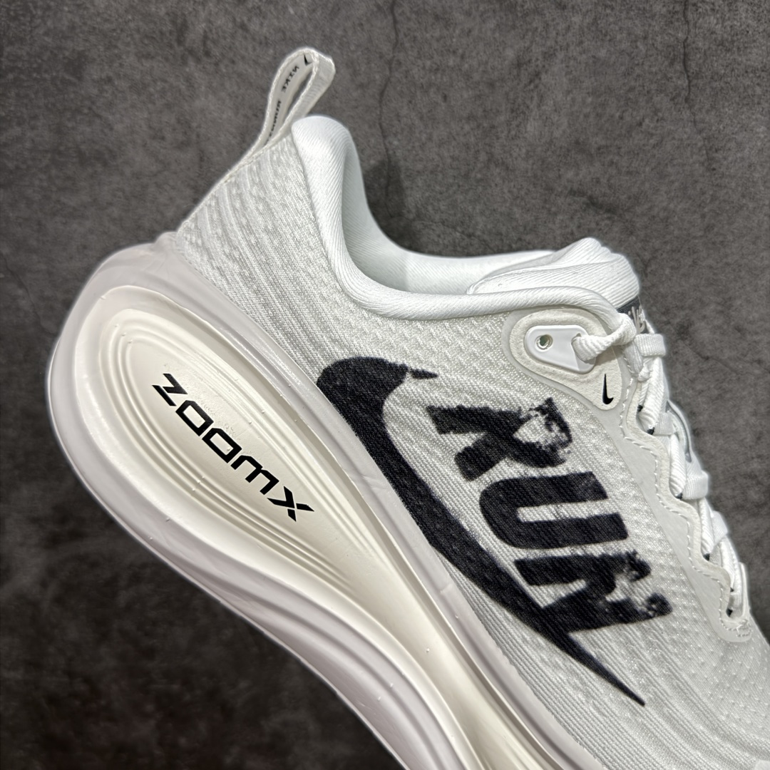 图片[7]-【XE纯原版】Nike Air Zoom Vomero Plus 全新科技运动跑鞋 IH2268-100    目前市场最强品质 原版购入开发 鞋面采用硅胶发泡立体印刷 临界ZOOM X泡棉超软弹大底 区别市场一体底 超高质检清洁度 一切材质配件均与原版一致 原楦原纸板开发 匹配原版98%以上 完美弧度版型 原厂鞋标 立体反光鞋盒标 鞋盒防撞海绵 高端玩家必推版本 高价零售必推版本 欢迎对比市面任意版本‼️ 这双鞋简直是时尚与科技的完美融合。 经典黑色鞋面，质感爆棚，搭配超亮眼的银色大勾子，瞬间成为街头焦点。不仅颜值在线，缓震性能更是一绝 不管是日常出街还是慢跑锻炼，都能给双脚极致舒适体验。  码数超全，36- 46 码任你选！别犹豫啦，穿上它，轻松走出潮流范，开启你的时尚运动新旅程！ 码段：36-46-选品中心