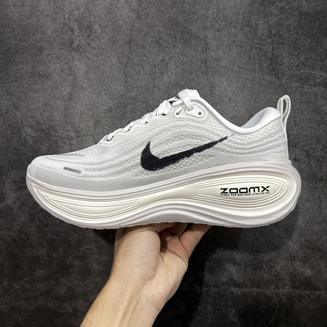 图片[2]-【XE纯原版】Nike Air Zoom Vomero Plus 全新科技运动跑鞋 IH2268-100    目前市场最强品质 原版购入开发 鞋面采用硅胶发泡立体印刷 临界ZOOM X泡棉超软弹大底 区别市场一体底 超高质检清洁度 一切材质配件均与原版一致 原楦原纸板开发 匹配原版98%以上 完美弧度版型 原厂鞋标 立体反光鞋盒标 鞋盒防撞海绵 高端玩家必推版本 高价零售必推版本 欢迎对比市面任意版本‼️ 这双鞋简直是时尚与科技的完美融合。 经典黑色鞋面，质感爆棚，搭配超亮眼的银色大勾子，瞬间成为街头焦点。不仅颜值在线，缓震性能更是一绝 不管是日常出街还是慢跑锻炼，都能给双脚极致舒适体验。  码数超全，36- 46 码任你选！别犹豫啦，穿上它，轻松走出潮流范，开启你的时尚运动新旅程！ 码段：36-46-选品中心