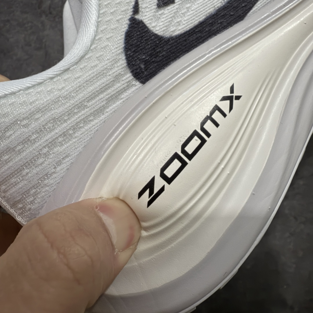 图片[3]-【XE纯原版】Nike Air Zoom Vomero Plus 全新科技运动跑鞋 IH2268-100    目前市场最强品质 原版购入开发 鞋面采用硅胶发泡立体印刷 临界ZOOM X泡棉超软弹大底 区别市场一体底 超高质检清洁度 一切材质配件均与原版一致 原楦原纸板开发 匹配原版98%以上 完美弧度版型 原厂鞋标 立体反光鞋盒标 鞋盒防撞海绵 高端玩家必推版本 高价零售必推版本 欢迎对比市面任意版本‼️ 这双鞋简直是时尚与科技的完美融合。 经典黑色鞋面，质感爆棚，搭配超亮眼的银色大勾子，瞬间成为街头焦点。不仅颜值在线，缓震性能更是一绝 不管是日常出街还是慢跑锻炼，都能给双脚极致舒适体验。  码数超全，36- 46 码任你选！别犹豫啦，穿上它，轻松走出潮流范，开启你的时尚运动新旅程！ 码段：36-46-选品中心