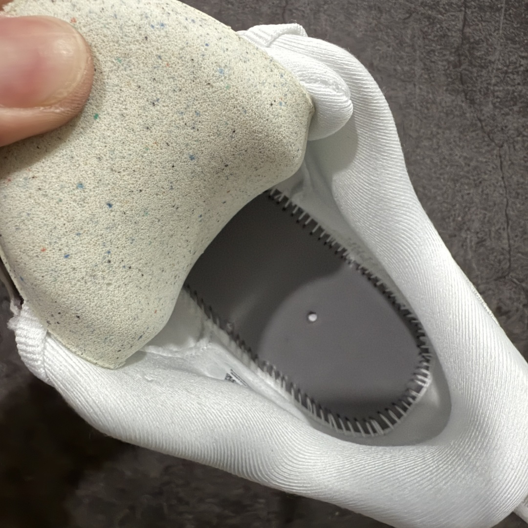 图片[9]-【XE纯原版】Nike Air Zoom Vomero Plus 全新科技运动跑鞋 IH2268-100    目前市场最强品质 原版购入开发 鞋面采用硅胶发泡立体印刷 临界ZOOM X泡棉超软弹大底 区别市场一体底 超高质检清洁度 一切材质配件均与原版一致 原楦原纸板开发 匹配原版98%以上 完美弧度版型 原厂鞋标 立体反光鞋盒标 鞋盒防撞海绵 高端玩家必推版本 高价零售必推版本 欢迎对比市面任意版本‼️ 这双鞋简直是时尚与科技的完美融合。 经典黑色鞋面，质感爆棚，搭配超亮眼的银色大勾子，瞬间成为街头焦点。不仅颜值在线，缓震性能更是一绝 不管是日常出街还是慢跑锻炼，都能给双脚极致舒适体验。  码数超全，36- 46 码任你选！别犹豫啦，穿上它，轻松走出潮流范，开启你的时尚运动新旅程！ 码段：36-46-选品中心