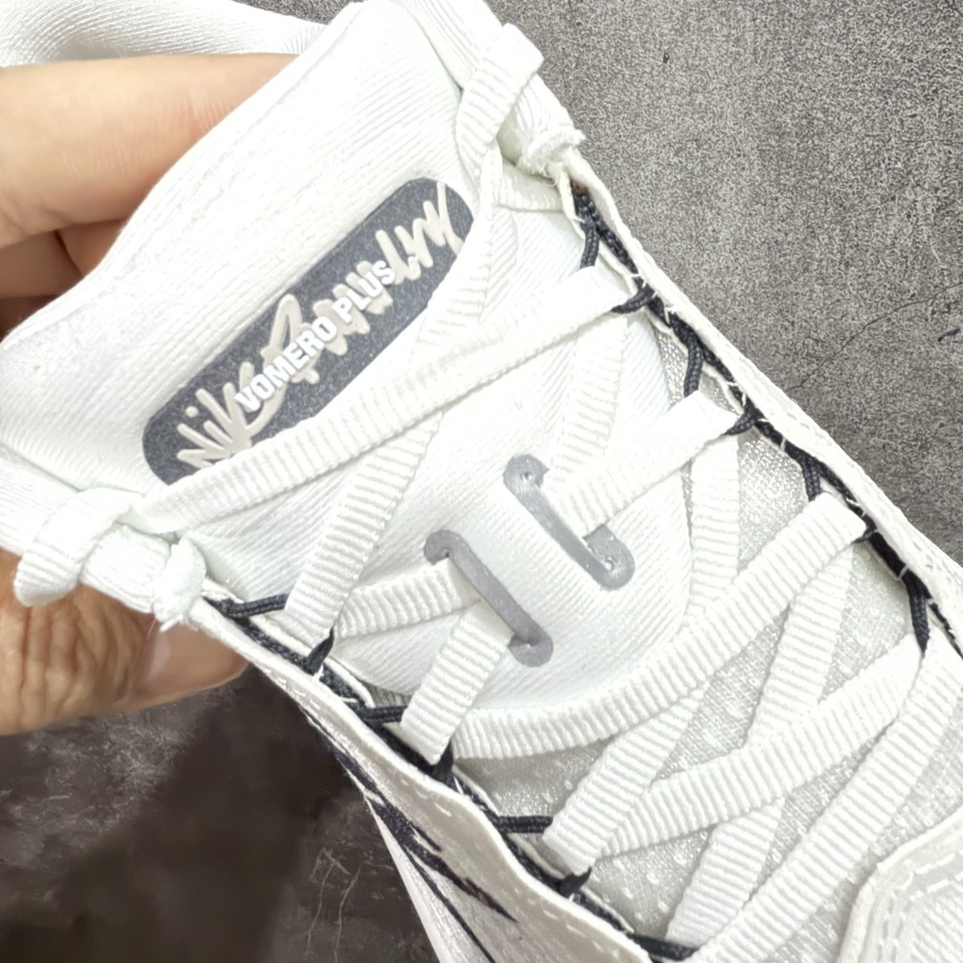 图片[6]-【XE纯原版】Nike Air Zoom Vomero Plus 全新科技运动跑鞋 IH2268-100    目前市场最强品质 原版购入开发 鞋面采用硅胶发泡立体印刷 临界ZOOM X泡棉超软弹大底 区别市场一体底 超高质检清洁度 一切材质配件均与原版一致 原楦原纸板开发 匹配原版98%以上 完美弧度版型 原厂鞋标 立体反光鞋盒标 鞋盒防撞海绵 高端玩家必推版本 高价零售必推版本 欢迎对比市面任意版本‼️ 这双鞋简直是时尚与科技的完美融合。 经典黑色鞋面，质感爆棚，搭配超亮眼的银色大勾子，瞬间成为街头焦点。不仅颜值在线，缓震性能更是一绝 不管是日常出街还是慢跑锻炼，都能给双脚极致舒适体验。  码数超全，36- 46 码任你选！别犹豫啦，穿上它，轻松走出潮流范，开启你的时尚运动新旅程！ 码段：36-46-选品中心