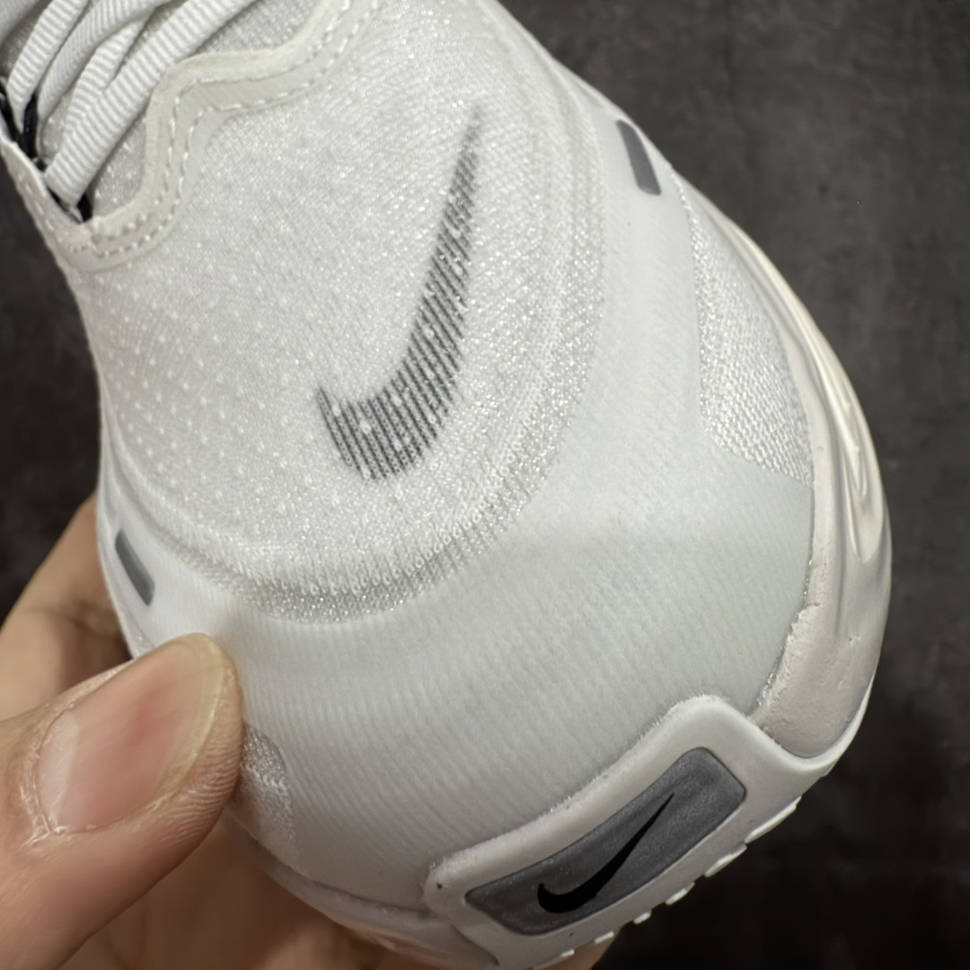 图片[5]-【XE纯原版】Nike Air Zoom Vomero Plus 全新科技运动跑鞋 IH2268-100    目前市场最强品质 原版购入开发 鞋面采用硅胶发泡立体印刷 临界ZOOM X泡棉超软弹大底 区别市场一体底 超高质检清洁度 一切材质配件均与原版一致 原楦原纸板开发 匹配原版98%以上 完美弧度版型 原厂鞋标 立体反光鞋盒标 鞋盒防撞海绵 高端玩家必推版本 高价零售必推版本 欢迎对比市面任意版本‼️ 这双鞋简直是时尚与科技的完美融合。 经典黑色鞋面，质感爆棚，搭配超亮眼的银色大勾子，瞬间成为街头焦点。不仅颜值在线，缓震性能更是一绝 不管是日常出街还是慢跑锻炼，都能给双脚极致舒适体验。  码数超全，36- 46 码任你选！别犹豫啦，穿上它，轻松走出潮流范，开启你的时尚运动新旅程！ 码段：36-46-选品中心