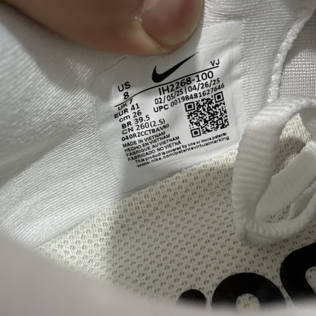 图片[7]-【XE纯原版】Nike Air Zoom Vomero Plus 全新科技运动跑鞋 IH2268-100    目前市场最强品质 原版购入开发 鞋面采用硅胶发泡立体印刷 临界ZOOM X泡棉超软弹大底 区别市场一体底 超高质检清洁度 一切材质配件均与原版一致 原楦原纸板开发 匹配原版98%以上 完美弧度版型 原厂鞋标 立体反光鞋盒标 鞋盒防撞海绵 高端玩家必推版本 高价零售必推版本 欢迎对比市面任意版本‼️ 这双鞋简直是时尚与科技的完美融合。 经典黑色鞋面，质感爆棚，搭配超亮眼的银色大勾子，瞬间成为街头焦点。不仅颜值在线，缓震性能更是一绝 不管是日常出街还是慢跑锻炼，都能给双脚极致舒适体验。  码数超全，36- 46 码任你选！别犹豫啦，穿上它，轻松走出潮流范，开启你的时尚运动新旅程！ 码段：36-46-选品中心