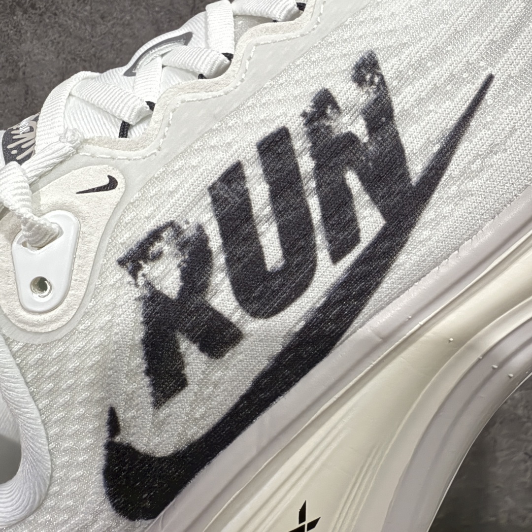 图片[4]-【XE纯原版】Nike Air Zoom Vomero Plus 全新科技运动跑鞋 IH2268-100    目前市场最强品质 原版购入开发 鞋面采用硅胶发泡立体印刷 临界ZOOM X泡棉超软弹大底 区别市场一体底 超高质检清洁度 一切材质配件均与原版一致 原楦原纸板开发 匹配原版98%以上 完美弧度版型 原厂鞋标 立体反光鞋盒标 鞋盒防撞海绵 高端玩家必推版本 高价零售必推版本 欢迎对比市面任意版本‼️ 这双鞋简直是时尚与科技的完美融合。 经典黑色鞋面，质感爆棚，搭配超亮眼的银色大勾子，瞬间成为街头焦点。不仅颜值在线，缓震性能更是一绝 不管是日常出街还是慢跑锻炼，都能给双脚极致舒适体验。  码数超全，36- 46 码任你选！别犹豫啦，穿上它，轻松走出潮流范，开启你的时尚运动新旅程！ 码段：36-46-选品中心