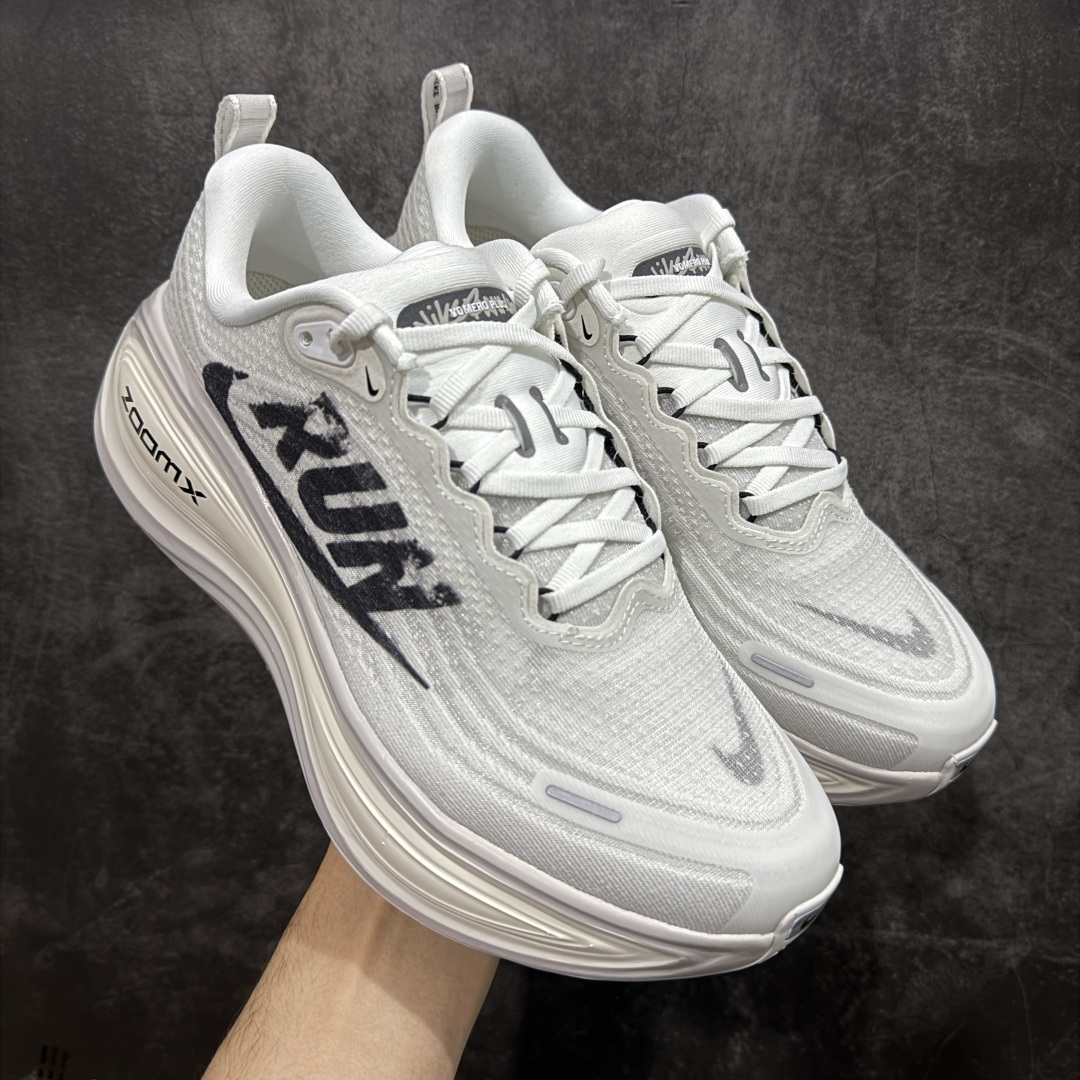 【XE纯原版】Nike Air Zoom Vomero Plus 全新科技运动跑鞋 IH2268-100    目前市场最强品质 原版购入开发 鞋面采用硅胶发泡立体印刷 临界ZOOM X泡棉超软弹大底 区别市场一体底 超高质检清洁度 一切材质配件均与原版一致 原楦原纸板开发 匹配原版98%以上 完美弧度版型 原厂鞋标 立体反光鞋盒标 鞋盒防撞海绵 高端玩家必推版本 高价零售必推版本 欢迎对比市面任意版本‼️ 这双鞋简直是时尚与科技的完美融合。 经典黑色鞋面，质感爆棚，搭配超亮眼的银色大勾子，瞬间成为街头焦点。不仅颜值在线，缓震性能更是一绝 不管是日常出街还是慢跑锻炼，都能给双脚极致舒适体验。  码数超全，36- 46 码任你选！别犹豫啦，穿上它，轻松走出潮流范，开启你的时尚运动新旅程！ 码段：36-46-选品中心