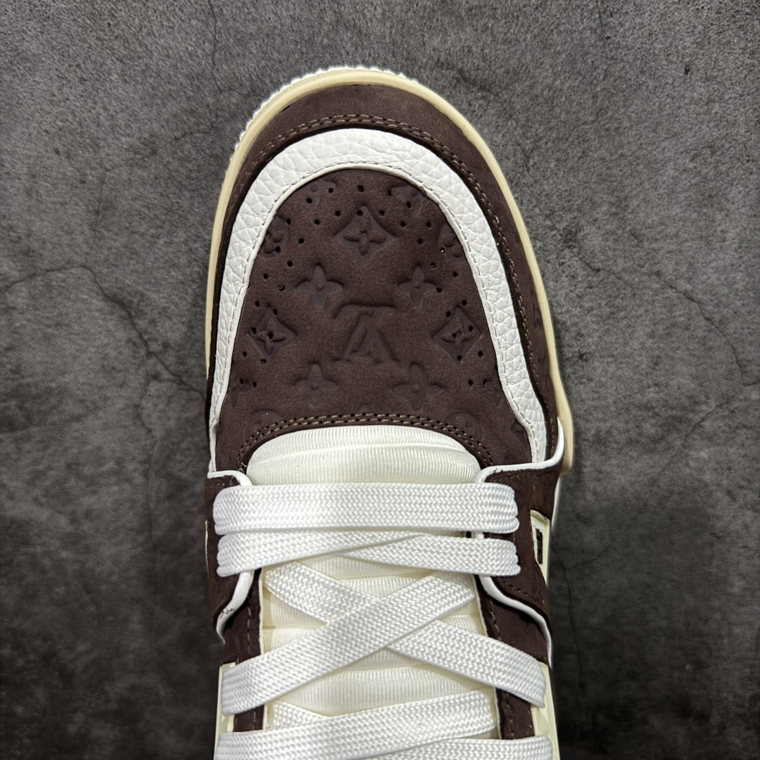 图片[5]-【莞产YS版本】Louis Vuitton Trainer lv时装走秀运动鞋 完美鞋型超高的清洁度 零毛边线头瑕疵 全套原楦原纸版原鞋开模 全网最具灵魂的版型 正确原装黄色鞋盒 正确中底印花 鞋面印花3D高频深度立体 全鞋电脑针车 紧密相连 针距密度一致 环保乳胶注塑鞋垫 厚度脚感还原原版 皮面裁剪部位 统一油边封口工艺 原装橡胶大底含胶量大底组合零偏差 专柜全套包装 防尘袋 说明书 质保卡 尺码： 39 40 41 42 43 44 45-选品中心