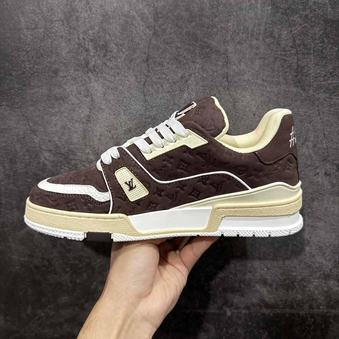 图片[2]-【莞产YS版本】Louis Vuitton Trainer lv时装走秀运动鞋 完美鞋型超高的清洁度 零毛边线头瑕疵 全套原楦原纸版原鞋开模 全网最具灵魂的版型 正确原装黄色鞋盒 正确中底印花 鞋面印花3D高频深度立体 全鞋电脑针车 紧密相连 针距密度一致 环保乳胶注塑鞋垫 厚度脚感还原原版 皮面裁剪部位 统一油边封口工艺 原装橡胶大底含胶量大底组合零偏差 专柜全套包装 防尘袋 说明书 质保卡 尺码： 39 40 41 42 43 44 45-选品中心