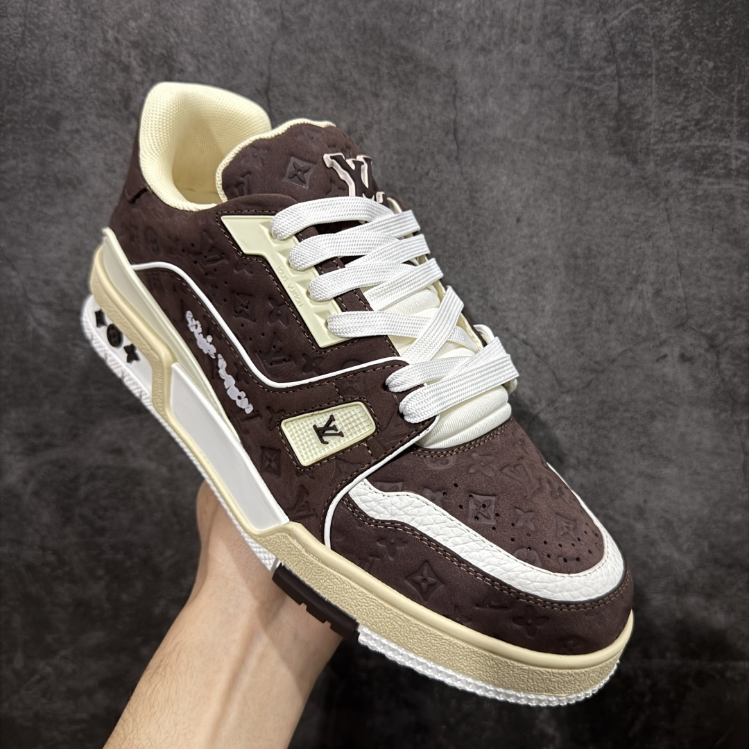 图片[3]-【莞产YS版本】Louis Vuitton Trainer lv时装走秀运动鞋 完美鞋型超高的清洁度 零毛边线头瑕疵 全套原楦原纸版原鞋开模 全网最具灵魂的版型 正确原装黄色鞋盒 正确中底印花 鞋面印花3D高频深度立体 全鞋电脑针车 紧密相连 针距密度一致 环保乳胶注塑鞋垫 厚度脚感还原原版 皮面裁剪部位 统一油边封口工艺 原装橡胶大底含胶量大底组合零偏差 专柜全套包装 防尘袋 说明书 质保卡 尺码： 39 40 41 42 43 44 45-选品中心