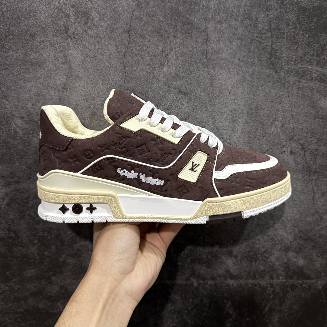 【莞产YS版本】Louis Vuitton Trainer lv时装走秀运动鞋 完美鞋型超高的清洁度 零毛边线头瑕疵 全套原楦原纸版原鞋开模 全网最具灵魂的版型 正确原装黄色鞋盒 正确中底印花 鞋面印花3D高频深度立体 全鞋电脑针车 紧密相连 针距密度一致 环保乳胶注塑鞋垫 厚度脚感还原原版 皮面裁剪部位 统一油边封口工艺 原装橡胶大底含胶量大底组合零偏差 专柜全套包装 防尘袋 说明书 质保卡 尺码： 39 40 41 42 43 44 45-选品中心