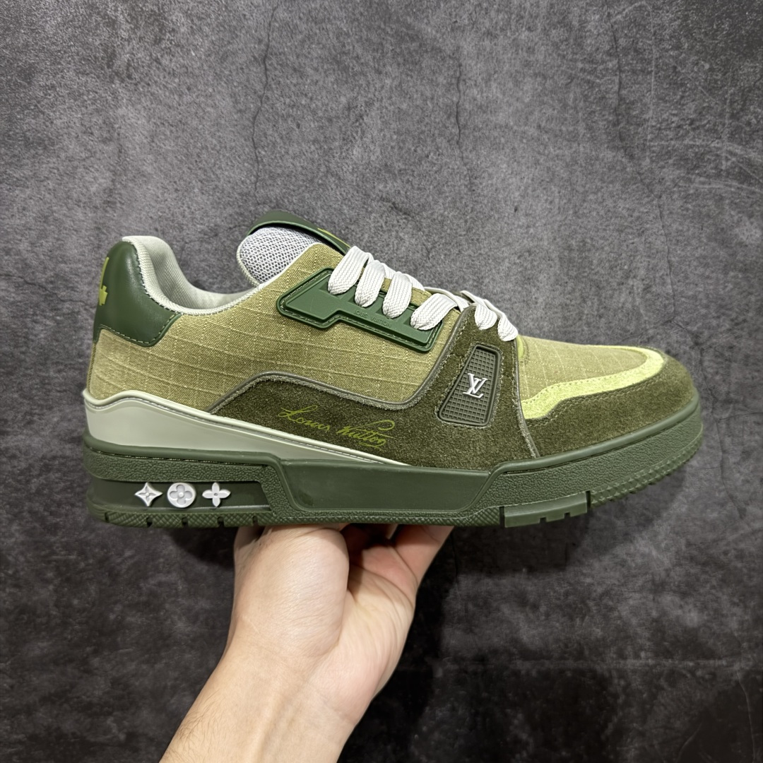 【莞产YS版本】Louis Vuitton Trainer lv时装走秀运动鞋 完美鞋型超高的清洁度 零毛边线头瑕疵 全套原楦原纸版原鞋开模 全网最具灵魂的版型 正确原装黄色鞋盒 正确中底印花 鞋面印花3D高频深度立体 全鞋电脑针车 紧密相连 针距密度一致 环保乳胶注塑鞋垫 厚度脚感还原原版 皮面裁剪部位 统一油边封口工艺 原装橡胶大底含胶量大底组合零偏差 专柜全套包装 防尘袋 说明书 质保卡 尺码： 39 40 41 42 43 44 45-选品中心