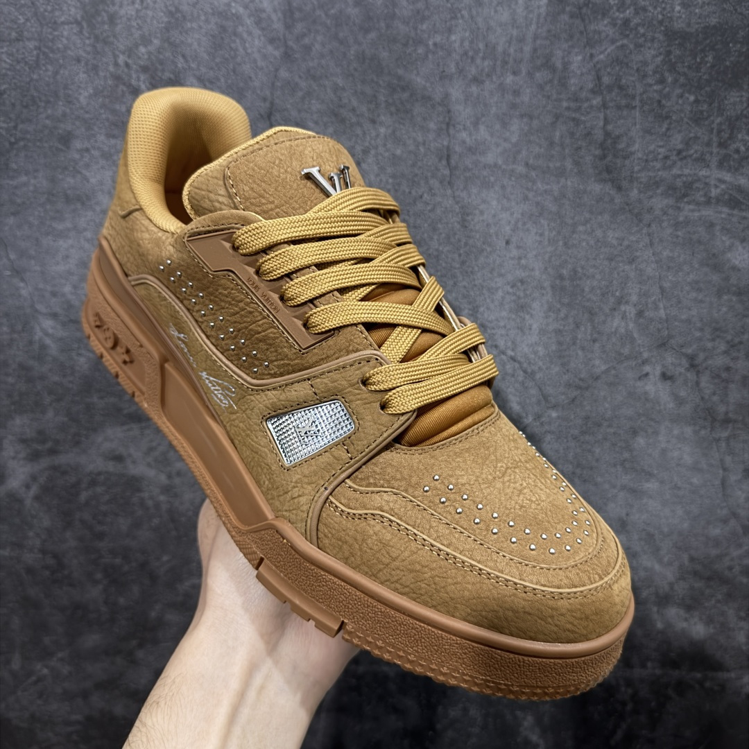 图片[3]-【莞产YS版本】Louis Vuitton Trainer lv时装走秀运动鞋 完美鞋型超高的清洁度 零毛边线头瑕疵 全套原楦原纸版原鞋开模 全网最具灵魂的版型 正确原装黄色鞋盒 正确中底印花 鞋面印花3D高频深度立体 全鞋电脑针车 紧密相连 针距密度一致 环保乳胶注塑鞋垫 厚度脚感还原原版 皮面裁剪部位 统一油边封口工艺 原装橡胶大底含胶量大底组合零偏差 专柜全套包装 防尘袋 说明书 质保卡 尺码： 39 40 41 42 43 44 45-选品中心