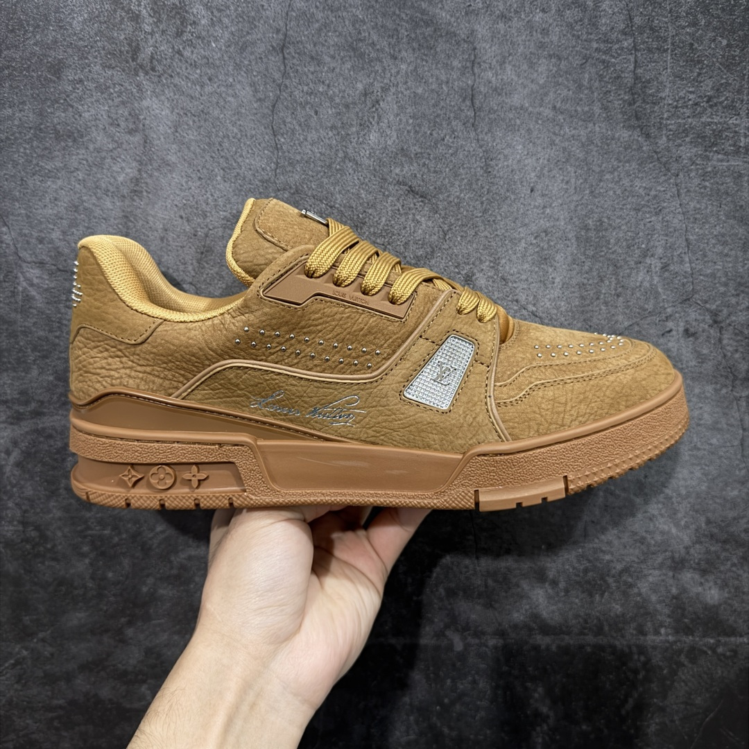 【莞产YS版本】Louis Vuitton Trainer lv时装走秀运动鞋 完美鞋型超高的清洁度 零毛边线头瑕疵 全套原楦原纸版原鞋开模 全网最具灵魂的版型 正确原装黄色鞋盒 正确中底印花 鞋面印花3D高频深度立体 全鞋电脑针车 紧密相连 针距密度一致 环保乳胶注塑鞋垫 厚度脚感还原原版 皮面裁剪部位 统一油边封口工艺 原装橡胶大底含胶量大底组合零偏差 专柜全套包装 防尘袋 说明书 质保卡 尺码： 39 40 41 42 43 44 45-选品中心