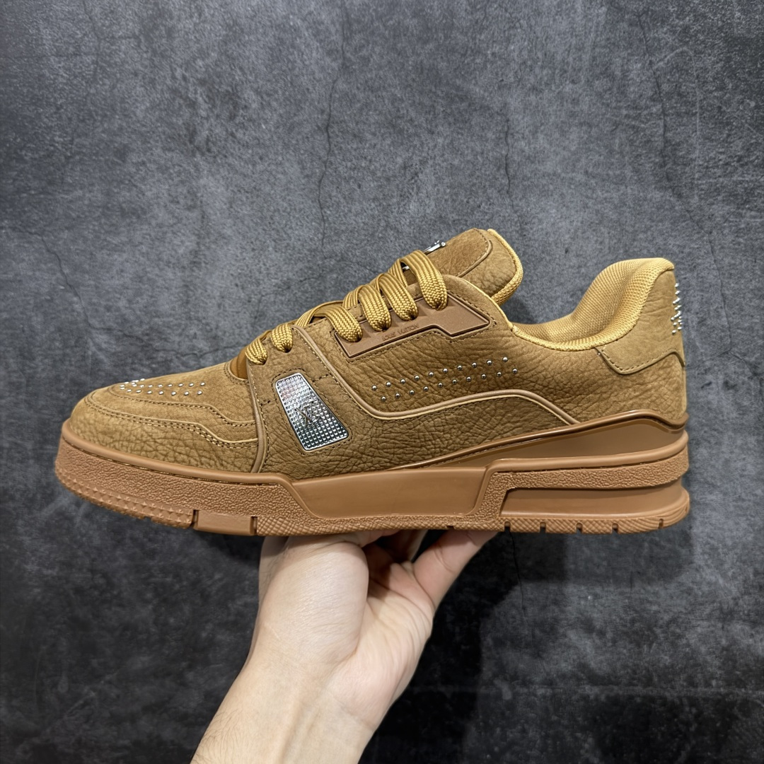 图片[2]-【莞产YS版本】Louis Vuitton Trainer lv时装走秀运动鞋 完美鞋型超高的清洁度 零毛边线头瑕疵 全套原楦原纸版原鞋开模 全网最具灵魂的版型 正确原装黄色鞋盒 正确中底印花 鞋面印花3D高频深度立体 全鞋电脑针车 紧密相连 针距密度一致 环保乳胶注塑鞋垫 厚度脚感还原原版 皮面裁剪部位 统一油边封口工艺 原装橡胶大底含胶量大底组合零偏差 专柜全套包装 防尘袋 说明书 质保卡 尺码： 39 40 41 42 43 44 45-选品中心