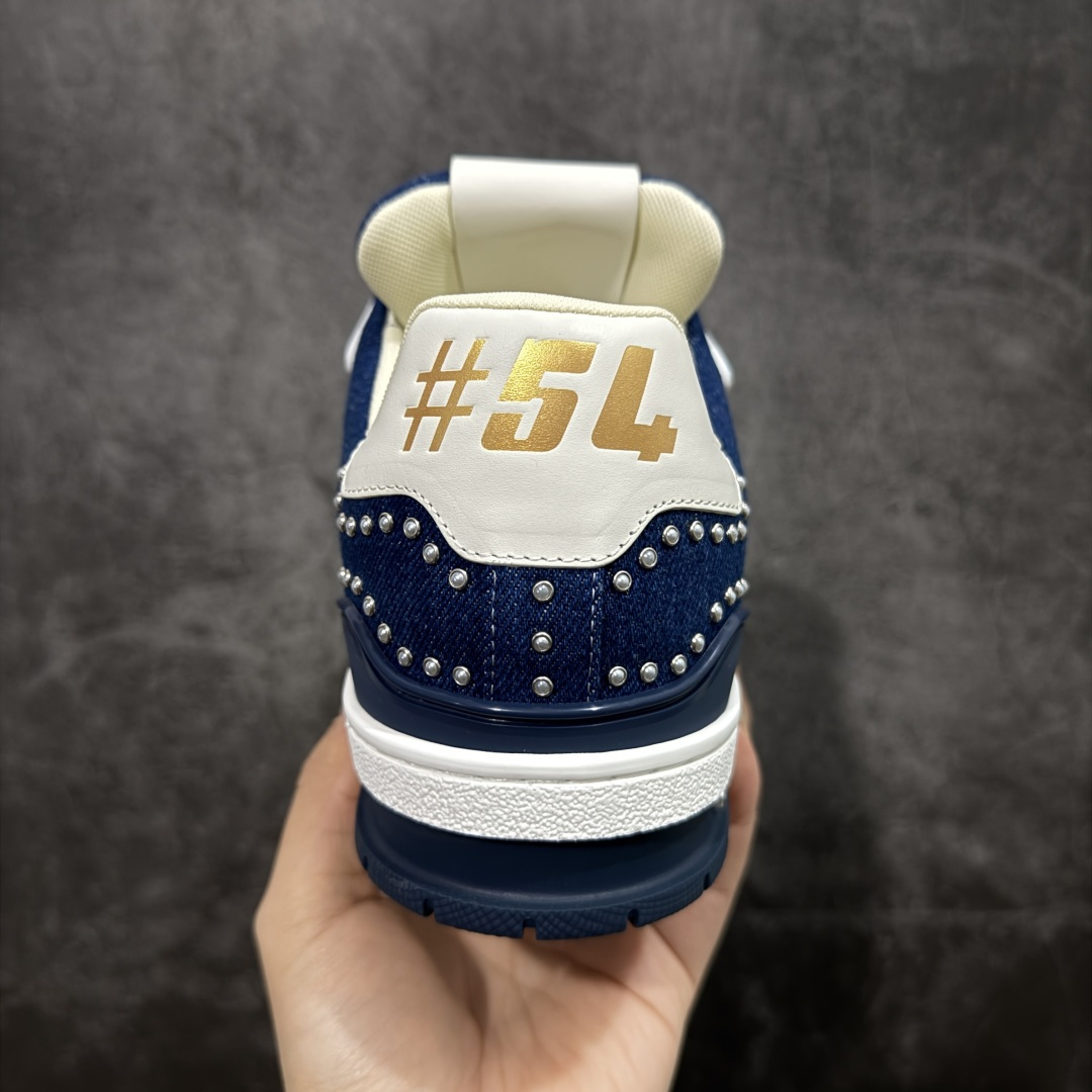 图片[4]-【专柜版/海淘代购版】 现货当天可取 LV Trainer系列高奢运动鞋 珍珠蓝牛仔 新款芯片顶级 潮人必备单品 同步ZP官网空胶工艺 鞋舌、挂饰均镶嵌NFC芯片感应装置 正确胶片断点式设计 中底正确还原原版油印字母比例 1：1原楦格板、楦头、刀磨全新升级！ 独家订制顶级压纹麂皮 原版开模TPU大底 质感原版一致 垫脚聚米微料加透气英伦网布 披靡市场任何版本！细节完美呈现！ 代购指定版本 全新升级最新双盒包装 扫码秒进官网！ 全套包装配件同比原版 尺码： 38-46-选品中心