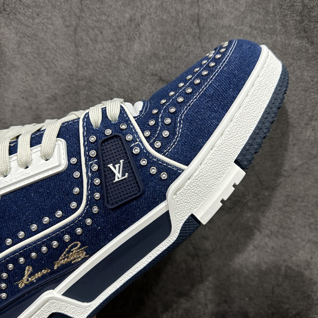 图片[6]-【专柜版/海淘代购版】 现货当天可取 LV Trainer系列高奢运动鞋 珍珠蓝牛仔 新款芯片顶级 潮人必备单品 同步ZP官网空胶工艺 鞋舌、挂饰均镶嵌NFC芯片感应装置 正确胶片断点式设计 中底正确还原原版油印字母比例 1：1原楦格板、楦头、刀磨全新升级！ 独家订制顶级压纹麂皮 原版开模TPU大底 质感原版一致 垫脚聚米微料加透气英伦网布 披靡市场任何版本！细节完美呈现！ 代购指定版本 全新升级最新双盒包装 扫码秒进官网！ 全套包装配件同比原版 尺码： 38-46-选品中心
