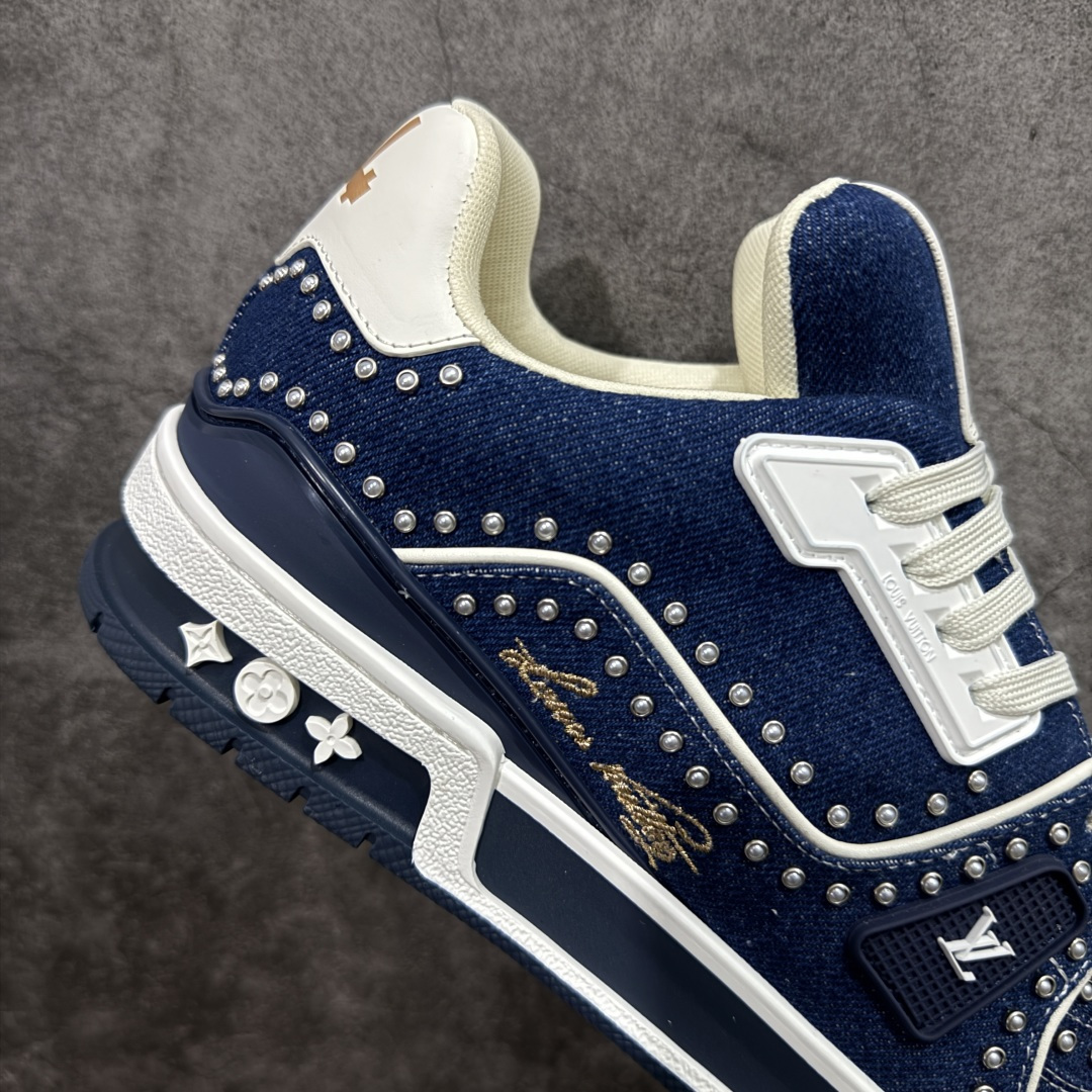 图片[7]-【专柜版/海淘代购版】 现货当天可取 LV Trainer系列高奢运动鞋 珍珠蓝牛仔 新款芯片顶级 潮人必备单品 同步ZP官网空胶工艺 鞋舌、挂饰均镶嵌NFC芯片感应装置 正确胶片断点式设计 中底正确还原原版油印字母比例 1：1原楦格板、楦头、刀磨全新升级！ 独家订制顶级压纹麂皮 原版开模TPU大底 质感原版一致 垫脚聚米微料加透气英伦网布 披靡市场任何版本！细节完美呈现！ 代购指定版本 全新升级最新双盒包装 扫码秒进官网！ 全套包装配件同比原版 尺码： 38-46-选品中心