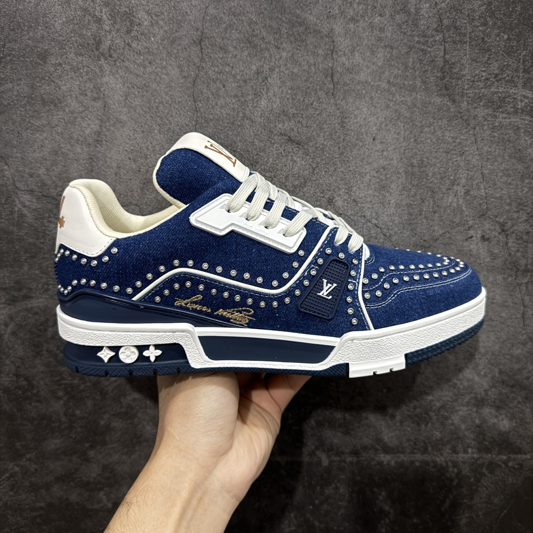 【专柜版/海淘代购版】 现货当天可取 LV Trainer系列高奢运动鞋 珍珠蓝牛仔 新款芯片顶级 潮人必备单品 同步ZP官网空胶工艺 鞋舌、挂饰均镶嵌NFC芯片感应装置 正确胶片断点式设计 中底正确还原原版油印字母比例 1：1原楦格板、楦头、刀磨全新升级！ 独家订制顶级压纹麂皮 原版开模TPU大底 质感原版一致 垫脚聚米微料加透气英伦网布 披靡市场任何版本！细节完美呈现！ 代购指定版本 全新升级最新双盒包装 扫码秒进官网！ 全套包装配件同比原版 尺码： 38-46-选品中心