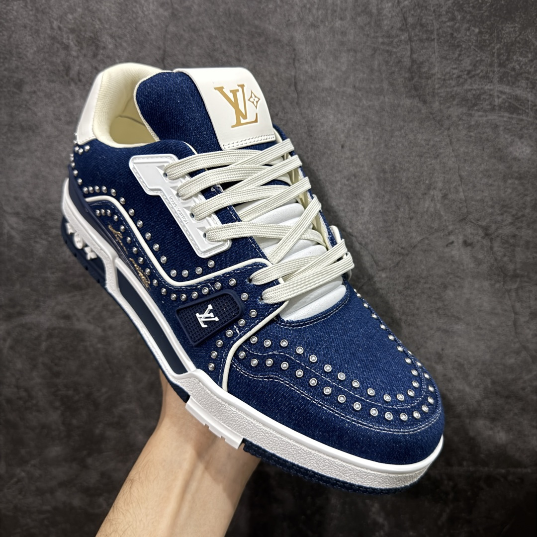 图片[3]-【专柜版/海淘代购版】 现货当天可取 LV Trainer系列高奢运动鞋 珍珠蓝牛仔 新款芯片顶级 潮人必备单品 同步ZP官网空胶工艺 鞋舌、挂饰均镶嵌NFC芯片感应装置 正确胶片断点式设计 中底正确还原原版油印字母比例 1：1原楦格板、楦头、刀磨全新升级！ 独家订制顶级压纹麂皮 原版开模TPU大底 质感原版一致 垫脚聚米微料加透气英伦网布 披靡市场任何版本！细节完美呈现！ 代购指定版本 全新升级最新双盒包装 扫码秒进官网！ 全套包装配件同比原版 尺码： 38-46-选品中心