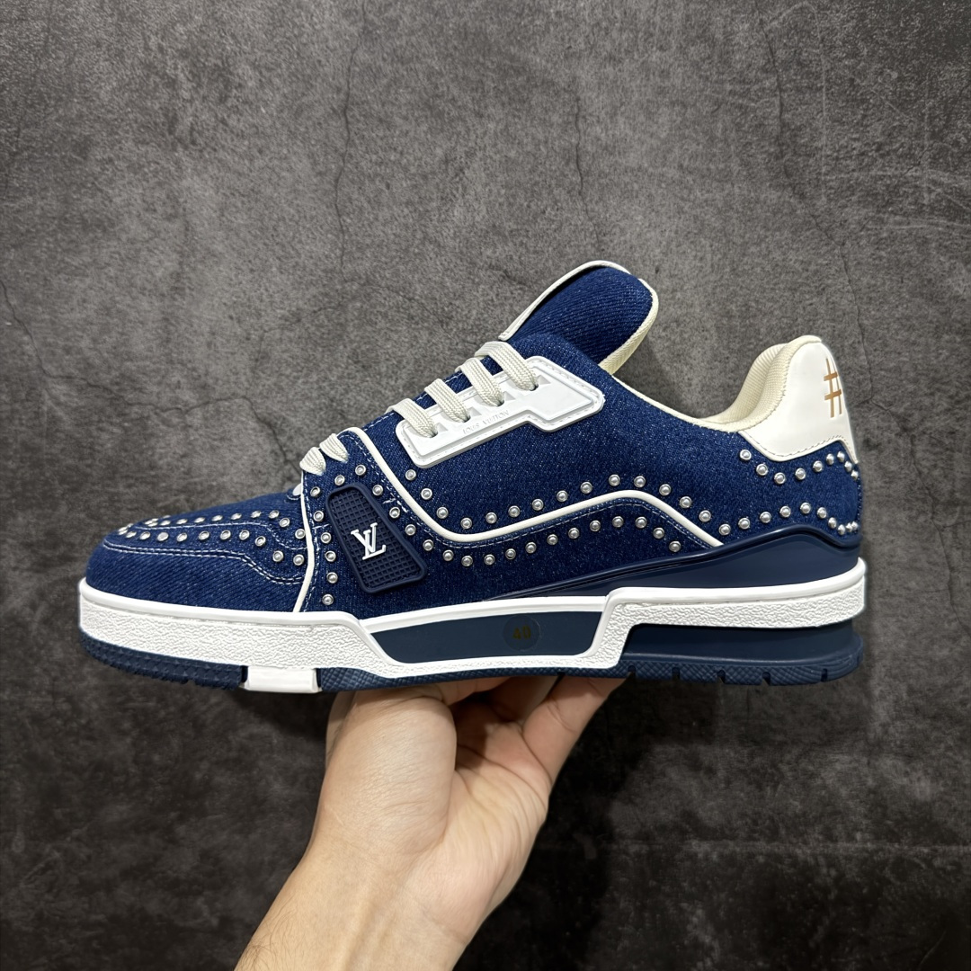图片[2]-【专柜版/海淘代购版】 现货当天可取 LV Trainer系列高奢运动鞋 珍珠蓝牛仔 新款芯片顶级 潮人必备单品 同步ZP官网空胶工艺 鞋舌、挂饰均镶嵌NFC芯片感应装置 正确胶片断点式设计 中底正确还原原版油印字母比例 1：1原楦格板、楦头、刀磨全新升级！ 独家订制顶级压纹麂皮 原版开模TPU大底 质感原版一致 垫脚聚米微料加透气英伦网布 披靡市场任何版本！细节完美呈现！ 代购指定版本 全新升级最新双盒包装 扫码秒进官网！ 全套包装配件同比原版 尺码： 38-46-选品中心
