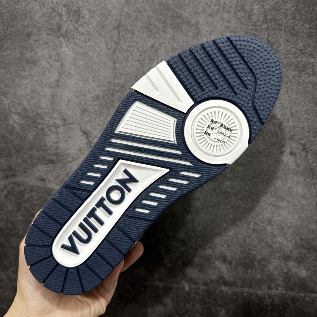 图片[9]-【专柜版/海淘代购版】 现货当天可取 LV Trainer系列高奢运动鞋 珍珠蓝牛仔 新款芯片顶级 潮人必备单品 同步ZP官网空胶工艺 鞋舌、挂饰均镶嵌NFC芯片感应装置 正确胶片断点式设计 中底正确还原原版油印字母比例 1：1原楦格板、楦头、刀磨全新升级！ 独家订制顶级压纹麂皮 原版开模TPU大底 质感原版一致 垫脚聚米微料加透气英伦网布 披靡市场任何版本！细节完美呈现！ 代购指定版本 全新升级最新双盒包装 扫码秒进官网！ 全套包装配件同比原版 尺码： 38-46-选品中心