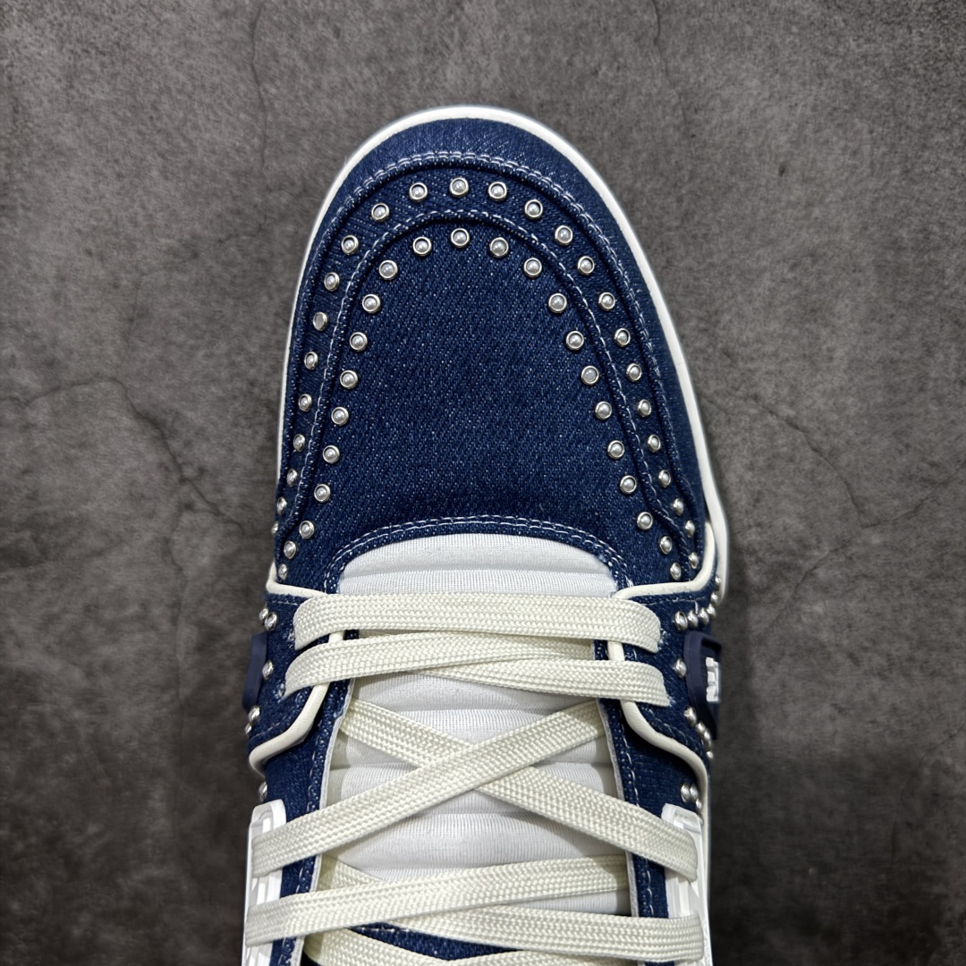 图片[5]-【专柜版/海淘代购版】 现货当天可取 LV Trainer系列高奢运动鞋 珍珠蓝牛仔 新款芯片顶级 潮人必备单品 同步ZP官网空胶工艺 鞋舌、挂饰均镶嵌NFC芯片感应装置 正确胶片断点式设计 中底正确还原原版油印字母比例 1：1原楦格板、楦头、刀磨全新升级！ 独家订制顶级压纹麂皮 原版开模TPU大底 质感原版一致 垫脚聚米微料加透气英伦网布 披靡市场任何版本！细节完美呈现！ 代购指定版本 全新升级最新双盒包装 扫码秒进官网！ 全套包装配件同比原版 尺码： 38-46-选品中心