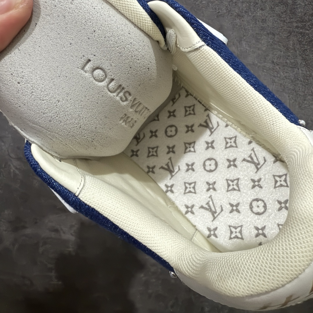 图片[9]-【专柜版/海淘代购版】 现货当天可取 LV Trainer系列高奢运动鞋 珍珠蓝牛仔 新款芯片顶级 潮人必备单品 同步ZP官网空胶工艺 鞋舌、挂饰均镶嵌NFC芯片感应装置 正确胶片断点式设计 中底正确还原原版油印字母比例 1：1原楦格板、楦头、刀磨全新升级！ 独家订制顶级压纹麂皮 原版开模TPU大底 质感原版一致 垫脚聚米微料加透气英伦网布 披靡市场任何版本！细节完美呈现！ 代购指定版本 全新升级最新双盒包装 扫码秒进官网！ 全套包装配件同比原版 尺码： 38-46-选品中心