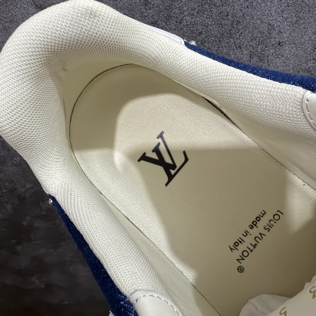 图片[8]-【专柜版/海淘代购版】 现货当天可取 LV Trainer系列高奢运动鞋 珍珠蓝牛仔 新款芯片顶级 潮人必备单品 同步ZP官网空胶工艺 鞋舌、挂饰均镶嵌NFC芯片感应装置 正确胶片断点式设计 中底正确还原原版油印字母比例 1：1原楦格板、楦头、刀磨全新升级！ 独家订制顶级压纹麂皮 原版开模TPU大底 质感原版一致 垫脚聚米微料加透气英伦网布 披靡市场任何版本！细节完美呈现！ 代购指定版本 全新升级最新双盒包装 扫码秒进官网！ 全套包装配件同比原版 尺码： 38-46-选品中心