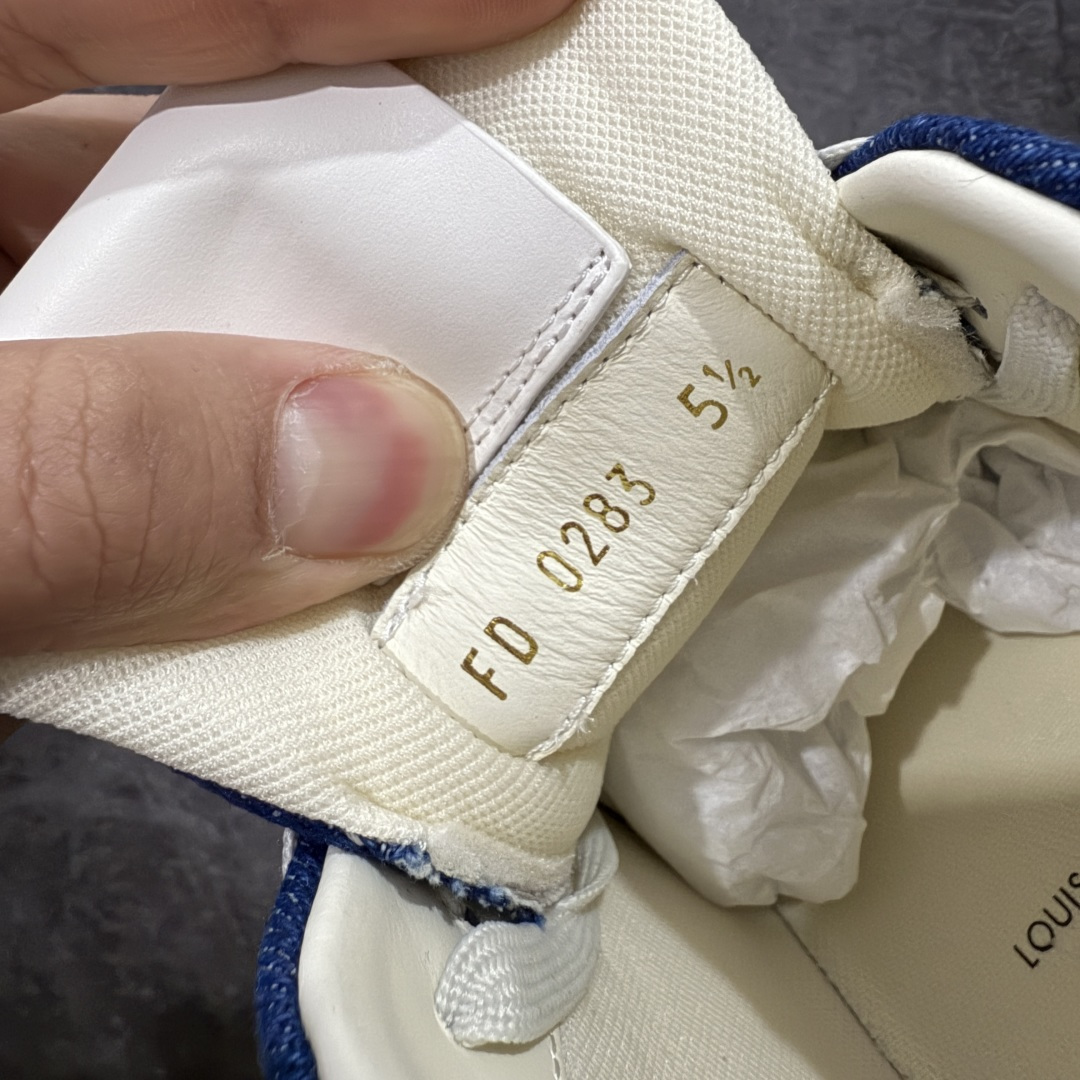 图片[7]-【专柜版/海淘代购版】 现货当天可取 LV Trainer系列高奢运动鞋 珍珠蓝牛仔 新款芯片顶级 潮人必备单品 同步ZP官网空胶工艺 鞋舌、挂饰均镶嵌NFC芯片感应装置 正确胶片断点式设计 中底正确还原原版油印字母比例 1：1原楦格板、楦头、刀磨全新升级！ 独家订制顶级压纹麂皮 原版开模TPU大底 质感原版一致 垫脚聚米微料加透气英伦网布 披靡市场任何版本！细节完美呈现！ 代购指定版本 全新升级最新双盒包装 扫码秒进官网！ 全套包装配件同比原版 尺码： 38-46-选品中心