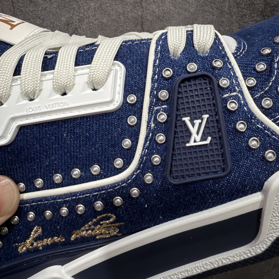 图片[4]-【专柜版/海淘代购版】 现货当天可取 LV Trainer系列高奢运动鞋 珍珠蓝牛仔 新款芯片顶级 潮人必备单品 同步ZP官网空胶工艺 鞋舌、挂饰均镶嵌NFC芯片感应装置 正确胶片断点式设计 中底正确还原原版油印字母比例 1：1原楦格板、楦头、刀磨全新升级！ 独家订制顶级压纹麂皮 原版开模TPU大底 质感原版一致 垫脚聚米微料加透气英伦网布 披靡市场任何版本！细节完美呈现！ 代购指定版本 全新升级最新双盒包装 扫码秒进官网！ 全套包装配件同比原版 尺码： 38-46-选品中心