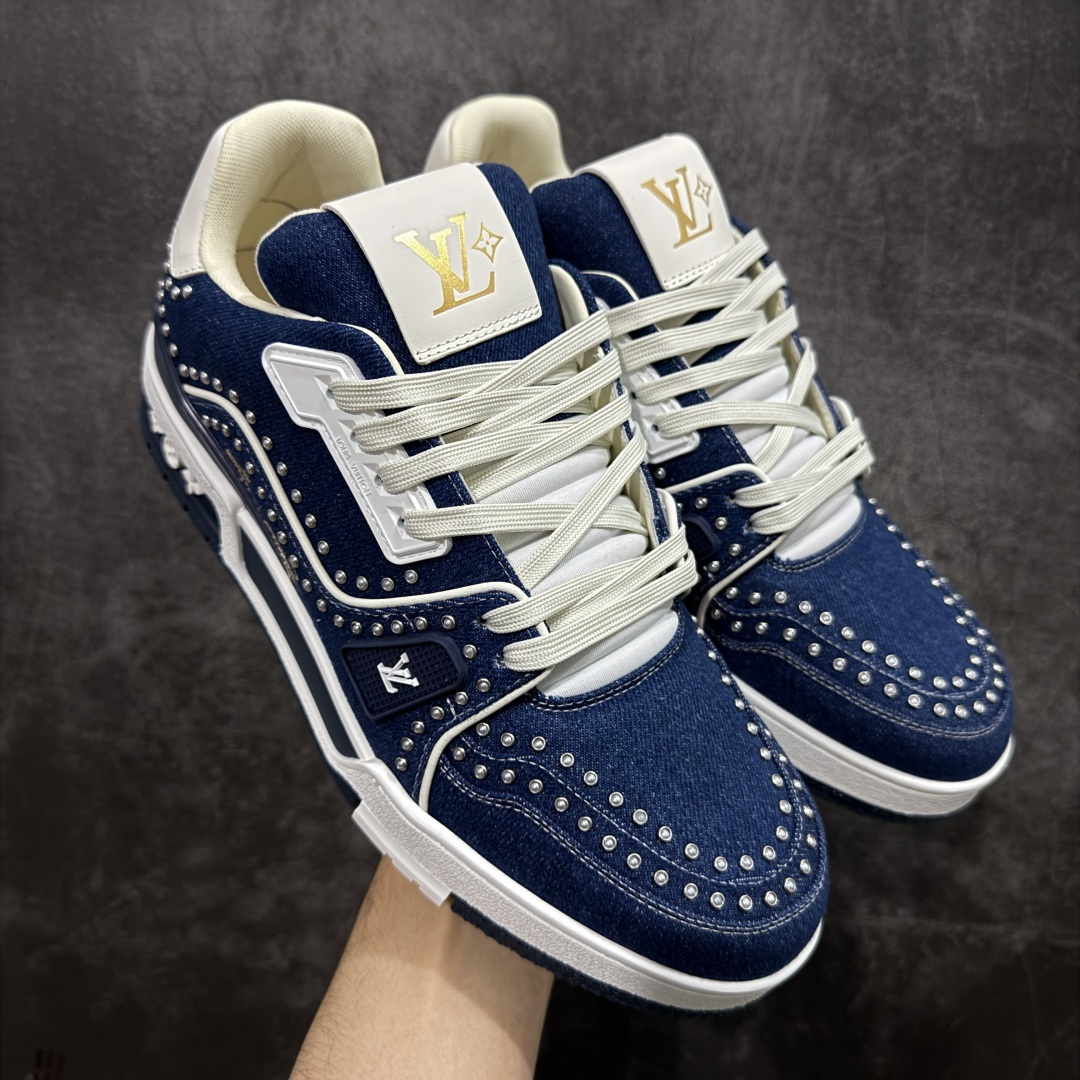 【专柜版/海淘代购版】 现货当天可取 LV Trainer系列高奢运动鞋 珍珠蓝牛仔 新款芯片顶级 潮人必备单品 同步ZP官网空胶工艺 鞋舌、挂饰均镶嵌NFC芯片感应装置 正确胶片断点式设计 中底正确还原原版油印字母比例 1：1原楦格板、楦头、刀磨全新升级！ 独家订制顶级压纹麂皮 原版开模TPU大底 质感原版一致 垫脚聚米微料加透气英伦网布 披靡市场任何版本！细节完美呈现！ 代购指定版本 全新升级最新双盒包装 扫码秒进官网！ 全套包装配件同比原版 尺码： 38-46-选品中心
