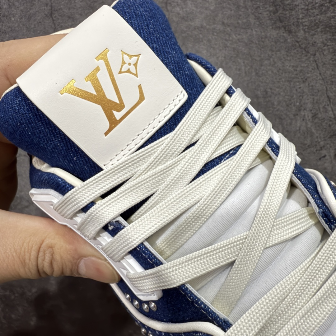 图片[6]-【专柜版/海淘代购版】 现货当天可取 LV Trainer系列高奢运动鞋 珍珠蓝牛仔 新款芯片顶级 潮人必备单品 同步ZP官网空胶工艺 鞋舌、挂饰均镶嵌NFC芯片感应装置 正确胶片断点式设计 中底正确还原原版油印字母比例 1：1原楦格板、楦头、刀磨全新升级！ 独家订制顶级压纹麂皮 原版开模TPU大底 质感原版一致 垫脚聚米微料加透气英伦网布 披靡市场任何版本！细节完美呈现！ 代购指定版本 全新升级最新双盒包装 扫码秒进官网！ 全套包装配件同比原版 尺码： 38-46-选品中心
