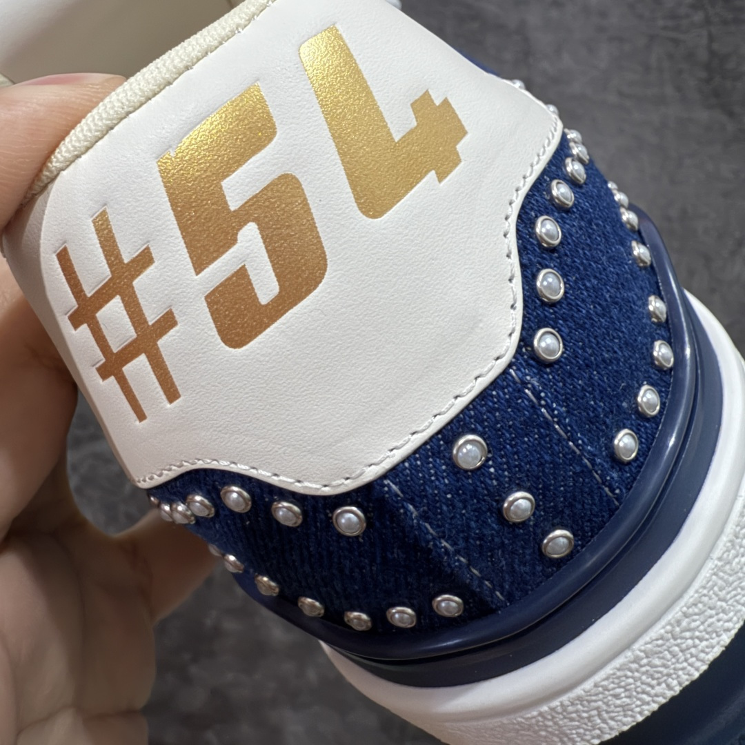 图片[2]-【专柜版/海淘代购版】 现货当天可取 LV Trainer系列高奢运动鞋 珍珠蓝牛仔 新款芯片顶级 潮人必备单品 同步ZP官网空胶工艺 鞋舌、挂饰均镶嵌NFC芯片感应装置 正确胶片断点式设计 中底正确还原原版油印字母比例 1：1原楦格板、楦头、刀磨全新升级！ 独家订制顶级压纹麂皮 原版开模TPU大底 质感原版一致 垫脚聚米微料加透气英伦网布 披靡市场任何版本！细节完美呈现！ 代购指定版本 全新升级最新双盒包装 扫码秒进官网！ 全套包装配件同比原版 尺码： 38-46-选品中心