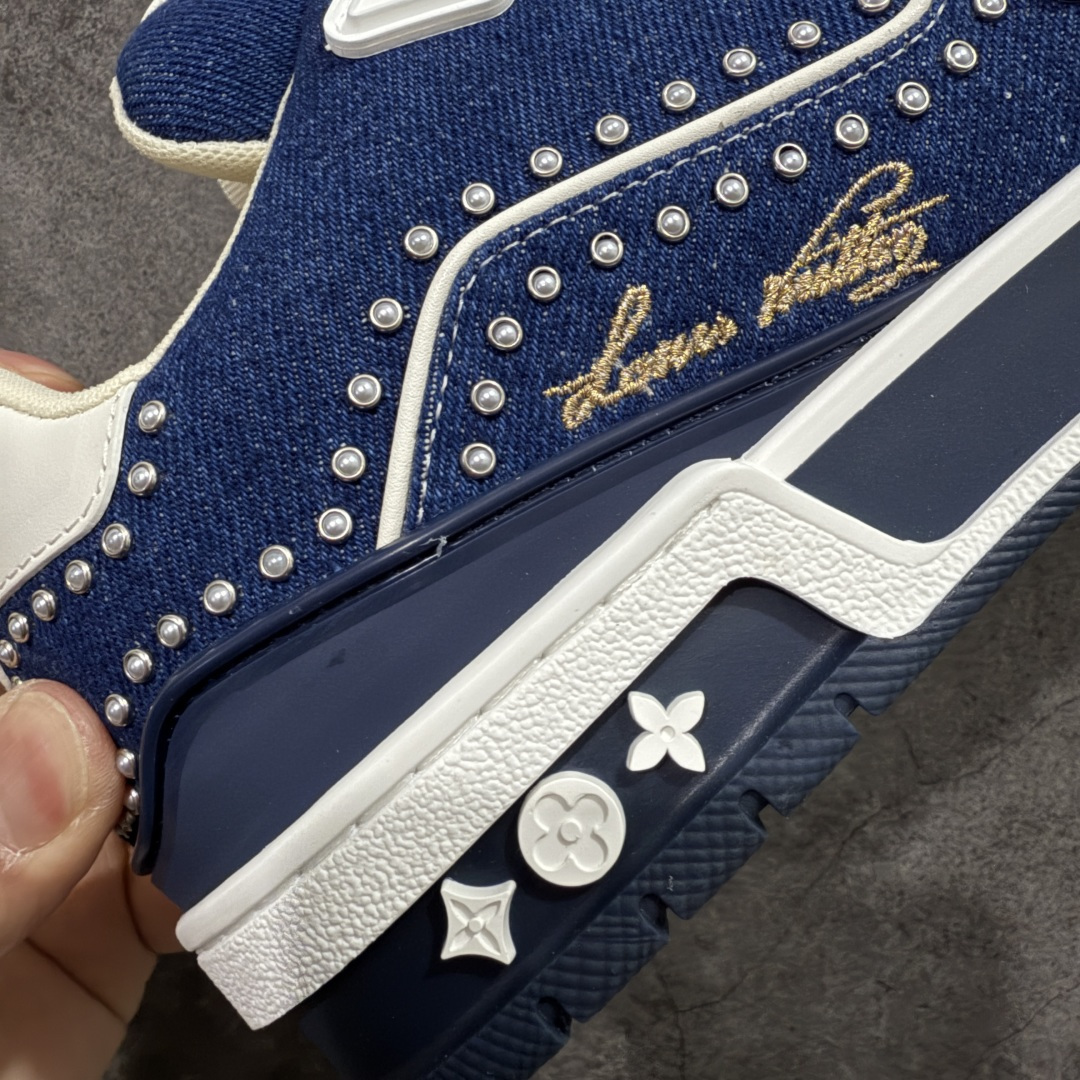 图片[3]-【专柜版/海淘代购版】 现货当天可取 LV Trainer系列高奢运动鞋 珍珠蓝牛仔 新款芯片顶级 潮人必备单品 同步ZP官网空胶工艺 鞋舌、挂饰均镶嵌NFC芯片感应装置 正确胶片断点式设计 中底正确还原原版油印字母比例 1：1原楦格板、楦头、刀磨全新升级！ 独家订制顶级压纹麂皮 原版开模TPU大底 质感原版一致 垫脚聚米微料加透气英伦网布 披靡市场任何版本！细节完美呈现！ 代购指定版本 全新升级最新双盒包装 扫码秒进官网！ 全套包装配件同比原版 尺码： 38-46-选品中心