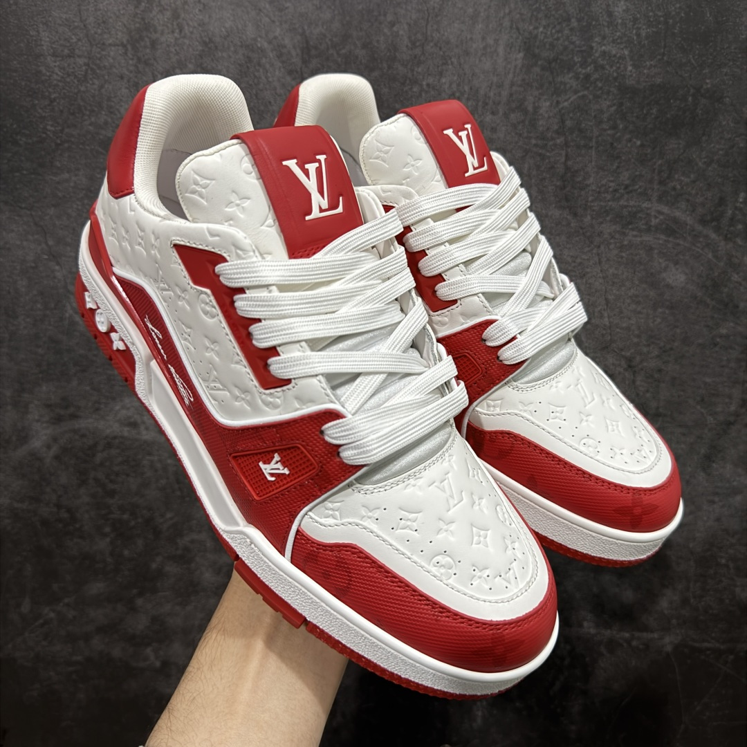 【天花板/Goat版】 市场最强版 没有之一的存在💪🏻 Louis Vuitton LV Trainer 系列全新版上架 手里有正品的可以对比下🆚懂货的看细节‼️ 此版品质是市场从未达到的新高度！ 整体版型 皮料 牛仔布的色差 压花纹路清晰度 后跟版型等等 都可以自行对比[机智]吊打市场所有货，怒甩十条街的那种，直接来正品对比图🆚，欢迎拿市场各大工厂的货来对比！ 尺码：35-45码-选品中心