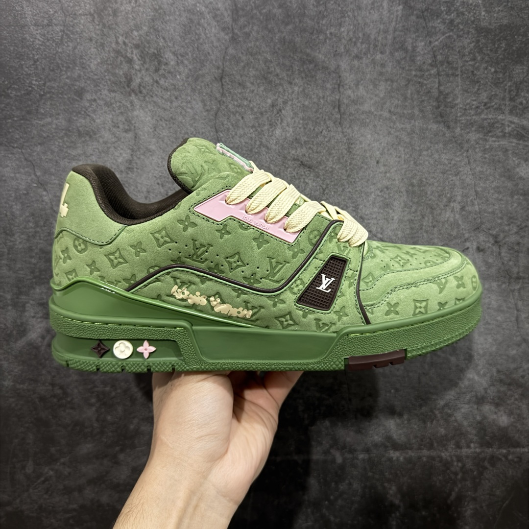 【天花板/Goat版】 市场最强版 没有之一的存在💪🏻 Louis Vuitton LV Trainer 系列全新版上架 手里有正品的可以对比下🆚懂货的看细节‼️ 此版品质是市场从未达到的新高度！ 整体版型 皮料 牛仔布的色差 压花纹路清晰度 后跟版型等等 都可以自行对比[机智]吊打市场所有货，怒甩十条街的那种，直接来正品对比图🆚，欢迎拿市场各大工厂的货来对比！ 尺码：35-45码-选品中心