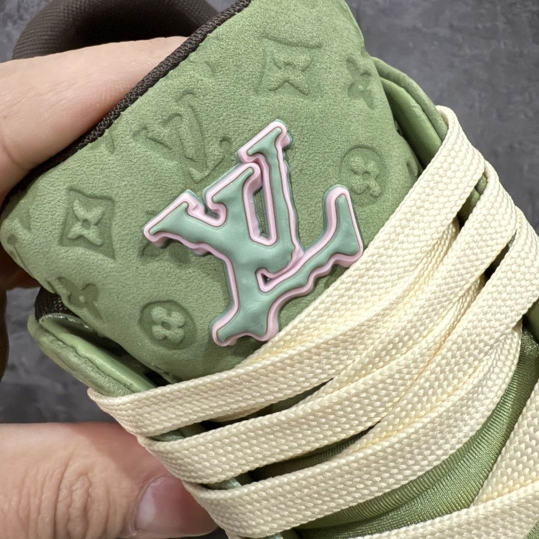 图片[6]-【天花板/Goat版】 市场最强版 没有之一的存在💪🏻 Louis Vuitton LV Trainer 系列全新版上架 手里有正品的可以对比下🆚懂货的看细节‼️ 此版品质是市场从未达到的新高度！ 整体版型 皮料 牛仔布的色差 压花纹路清晰度 后跟版型等等 都可以自行对比[机智]吊打市场所有货，怒甩十条街的那种，直接来正品对比图🆚，欢迎拿市场各大工厂的货来对比！ 尺码：35-45码-选品中心